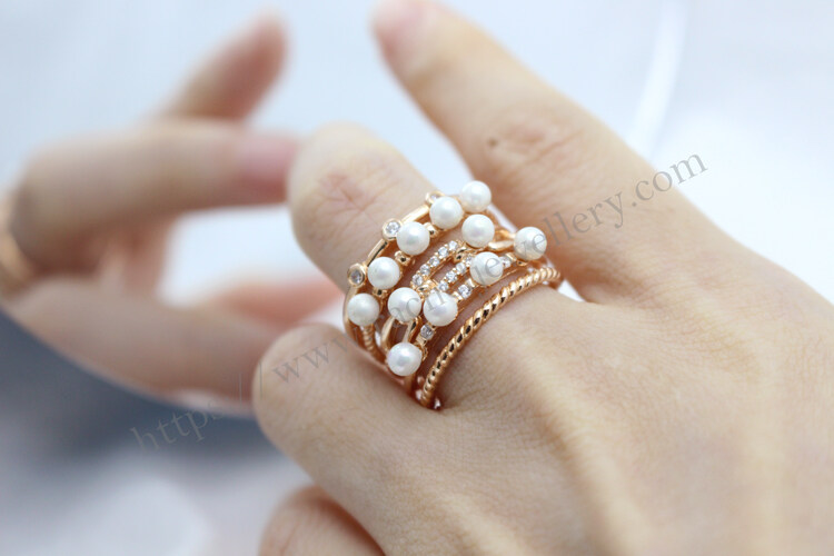 small pearl la-dy ring.jpg