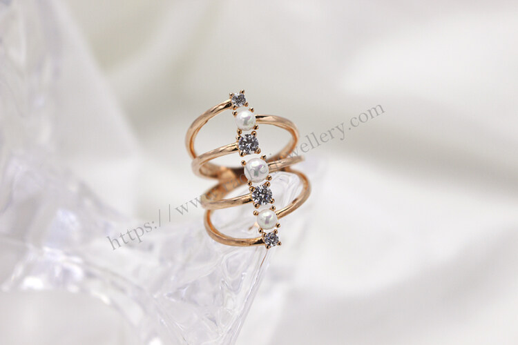 lines pearl with zircon ring.jpg
