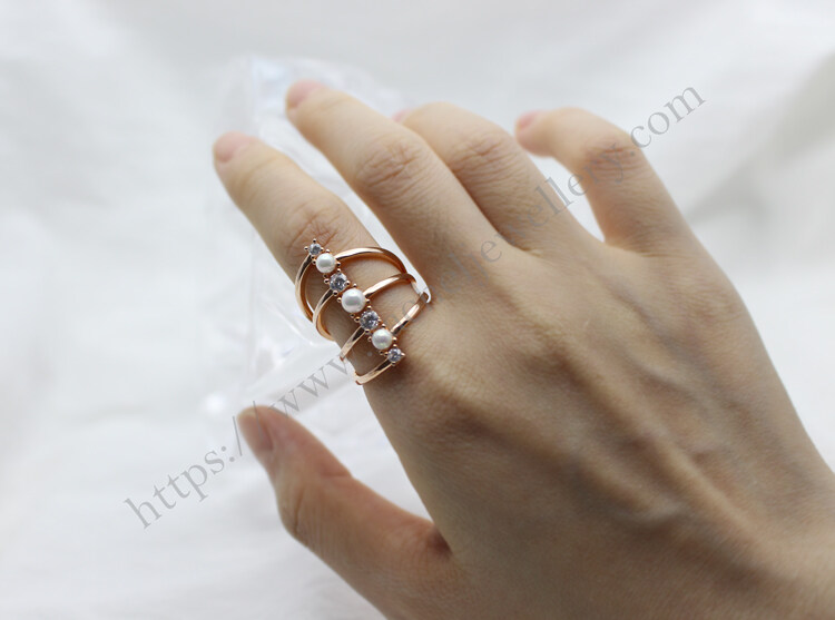 simple structure with middle pearl line ring.jpg