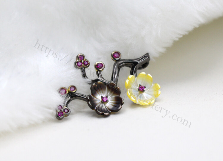 Graceful flower pendant.jpg