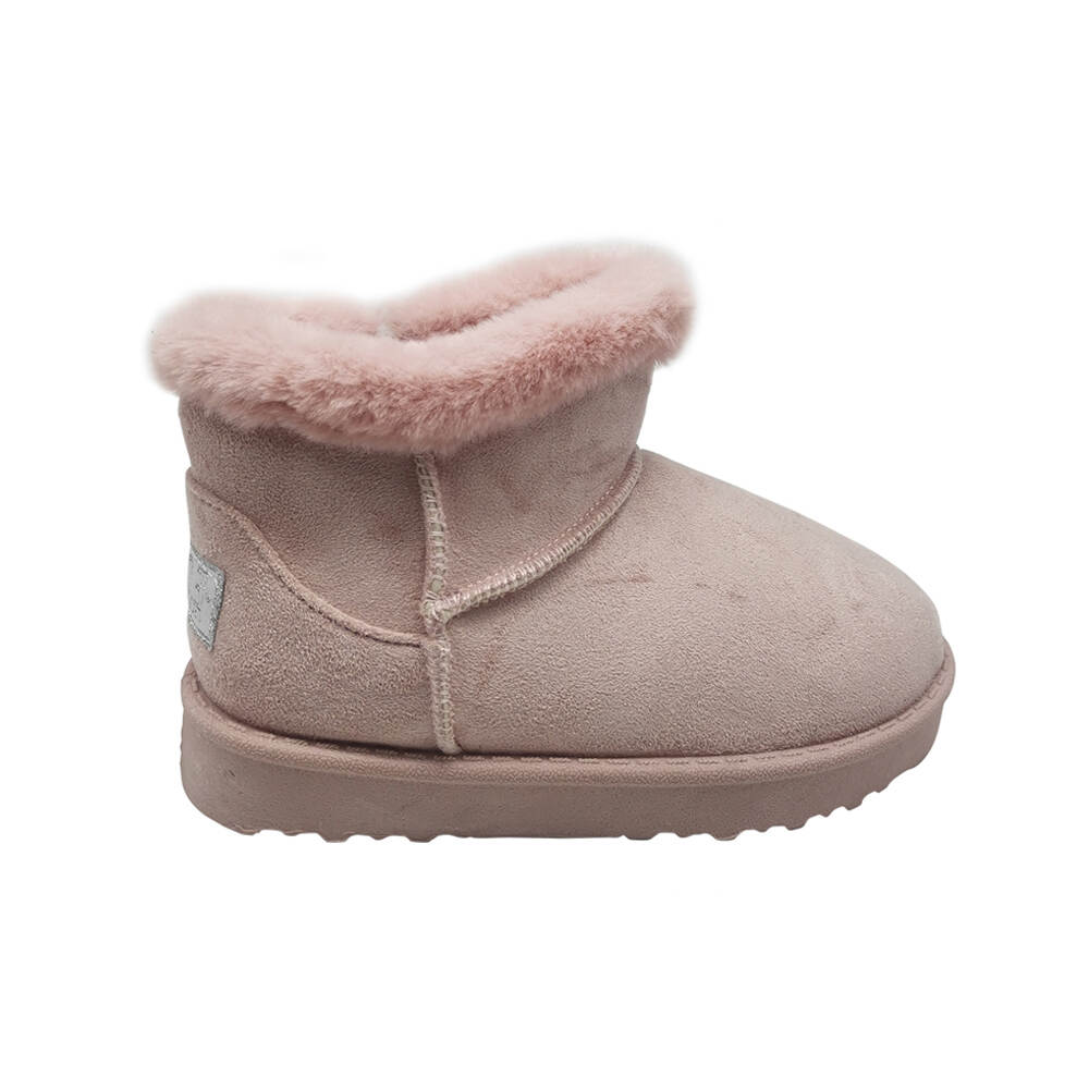 Women's Outdoor Boots: Conquering Winter Chills Guide
