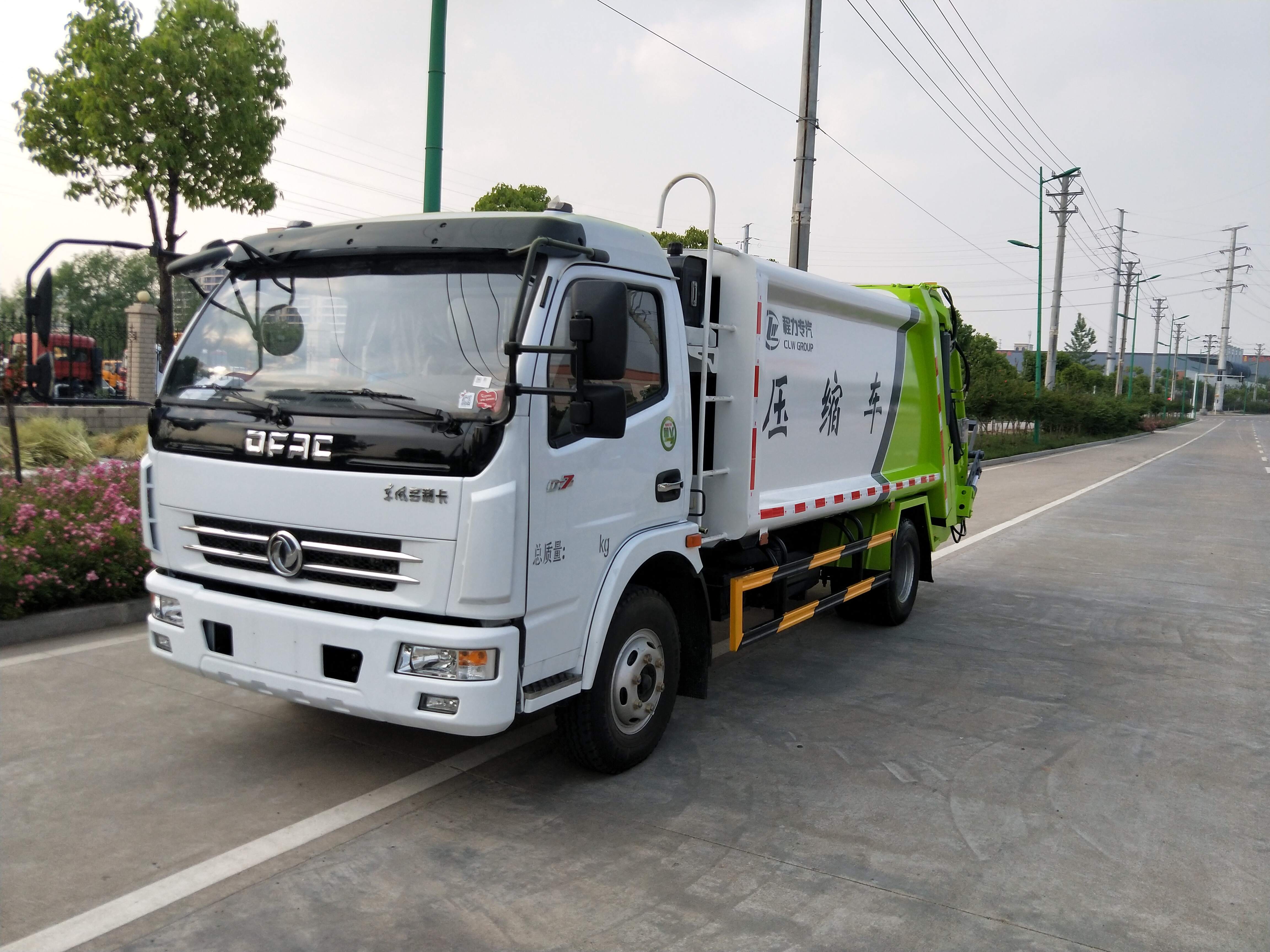 Dongfeng 5T or 7m³ garbage compactor truck