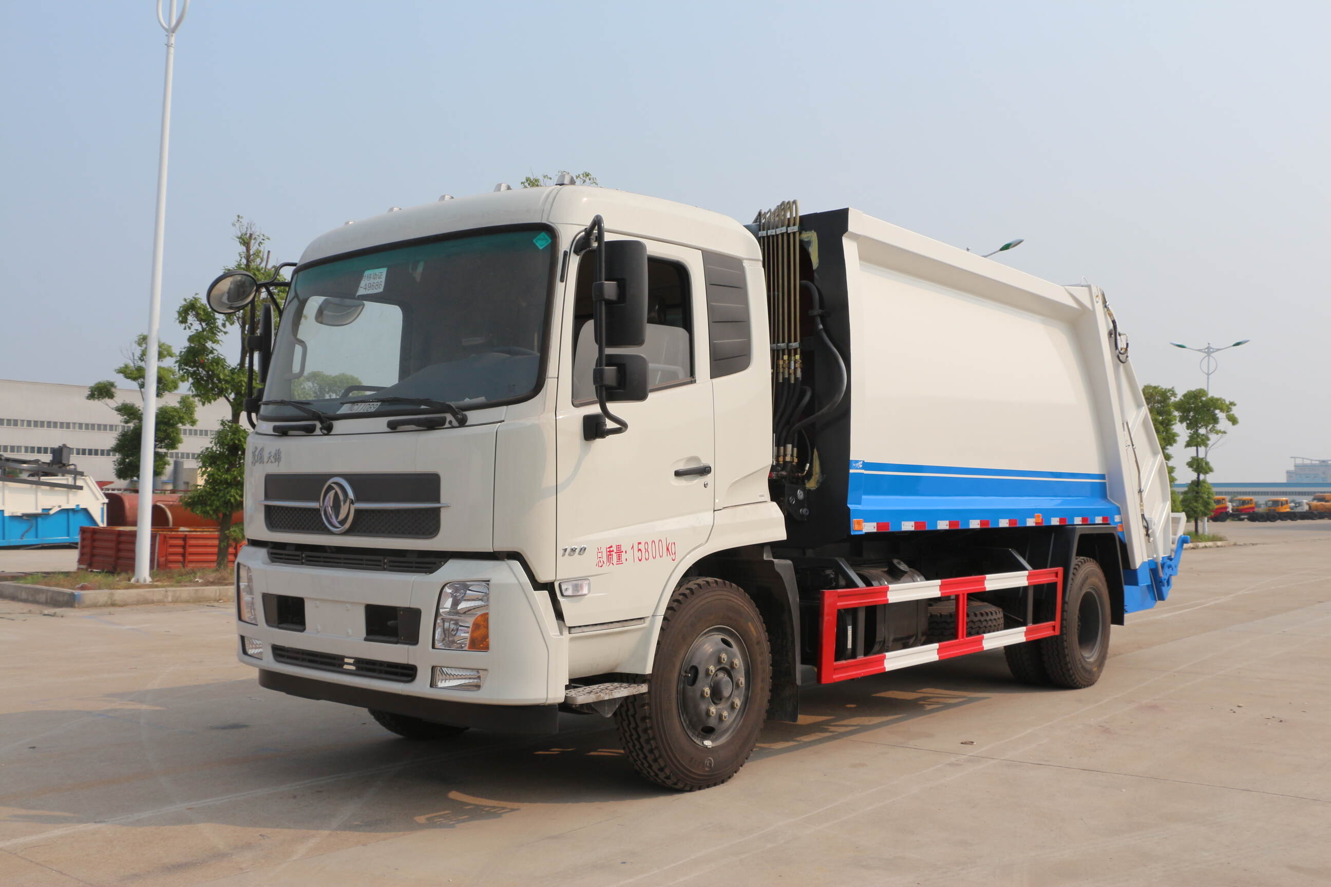 garbage truck compacting side loader