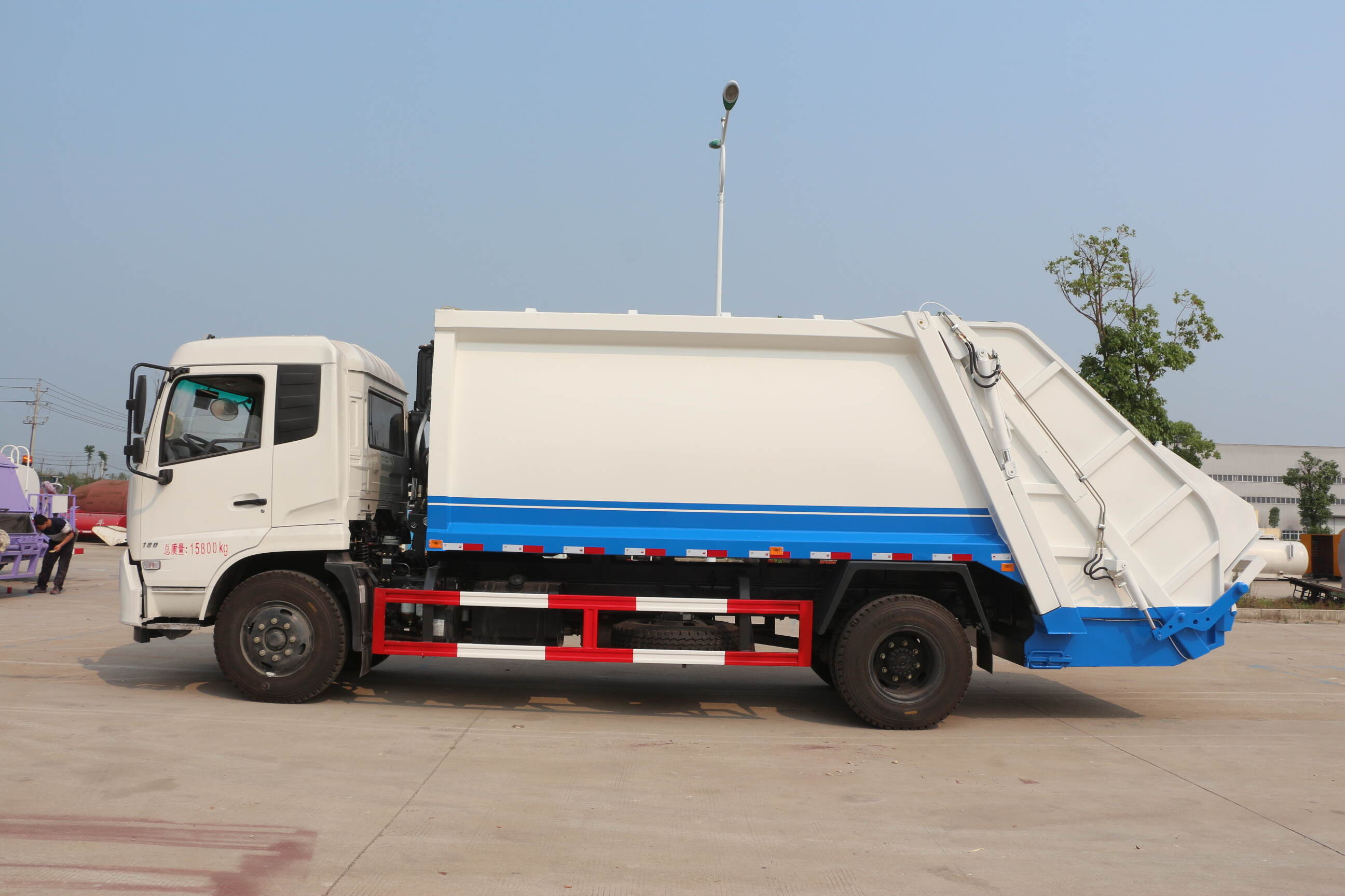 garbage truck compacting side loader