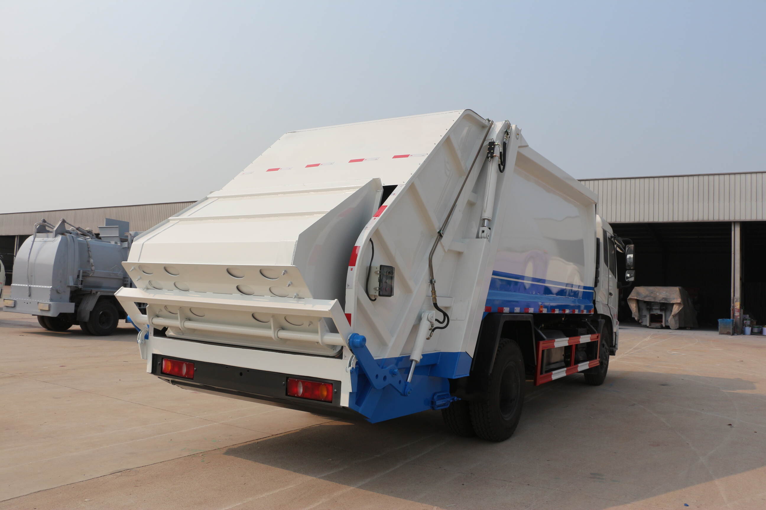 garbage truck compacting side loader