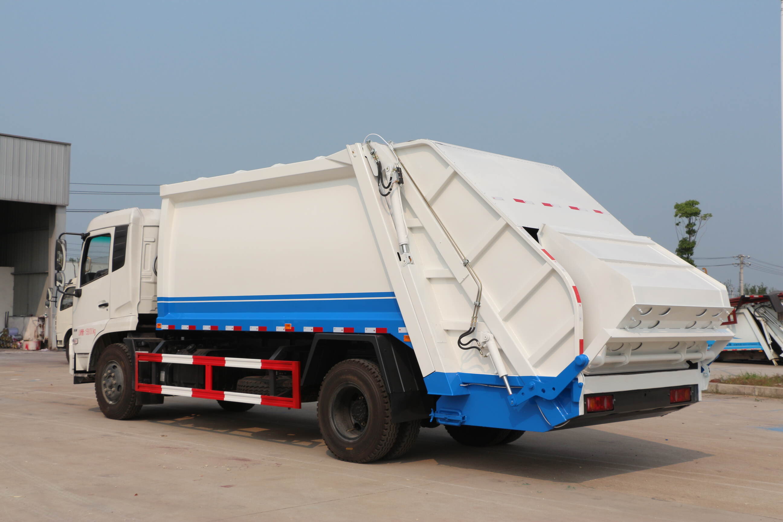 garbage truck compacting side loader