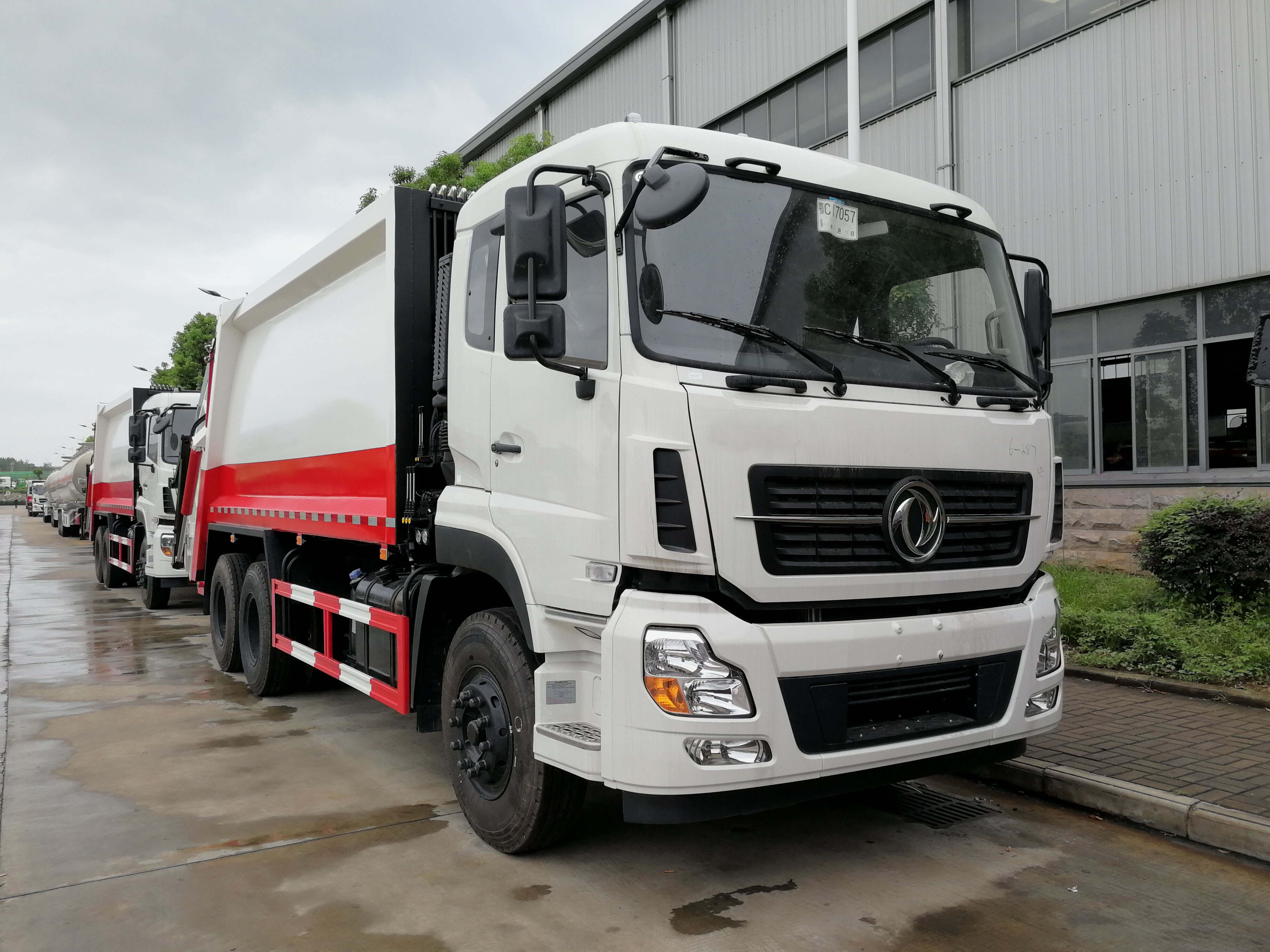 Dongfeng tianlong 6x4style 15T garbage truck with compactor