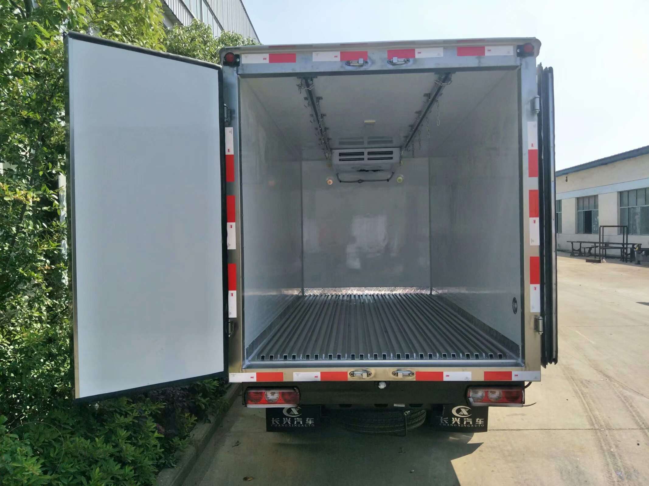 box truck with refrigerator for sale ,cheap refrigerated truck