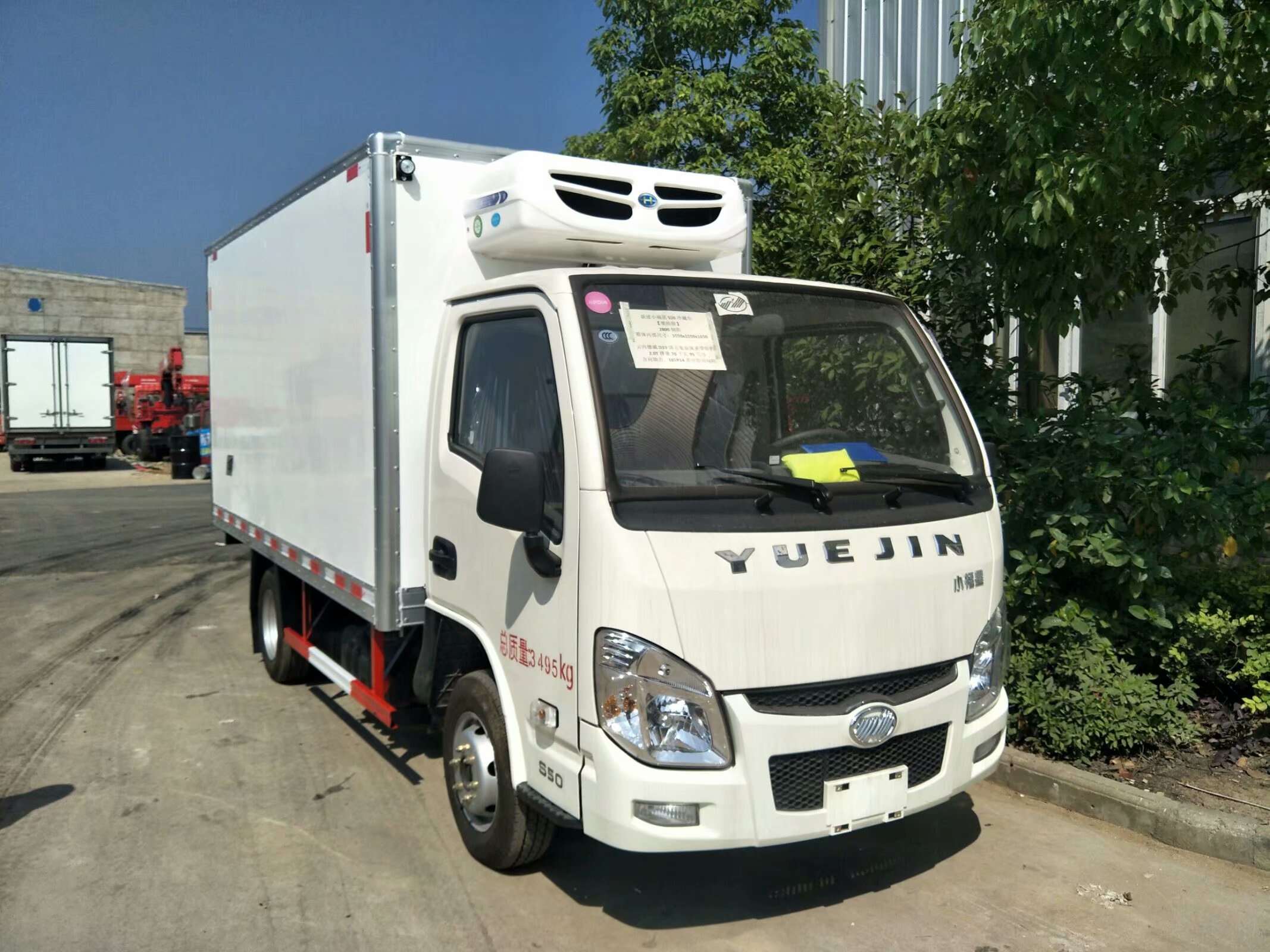 box truck with refrigerator for sale ,cheap refrigerated truck