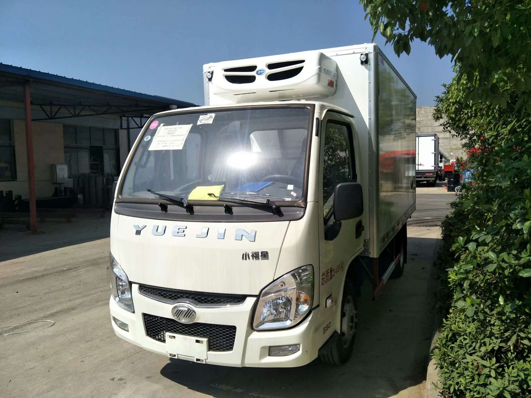 box truck with refrigerator for sale ,cheap refrigerated truck