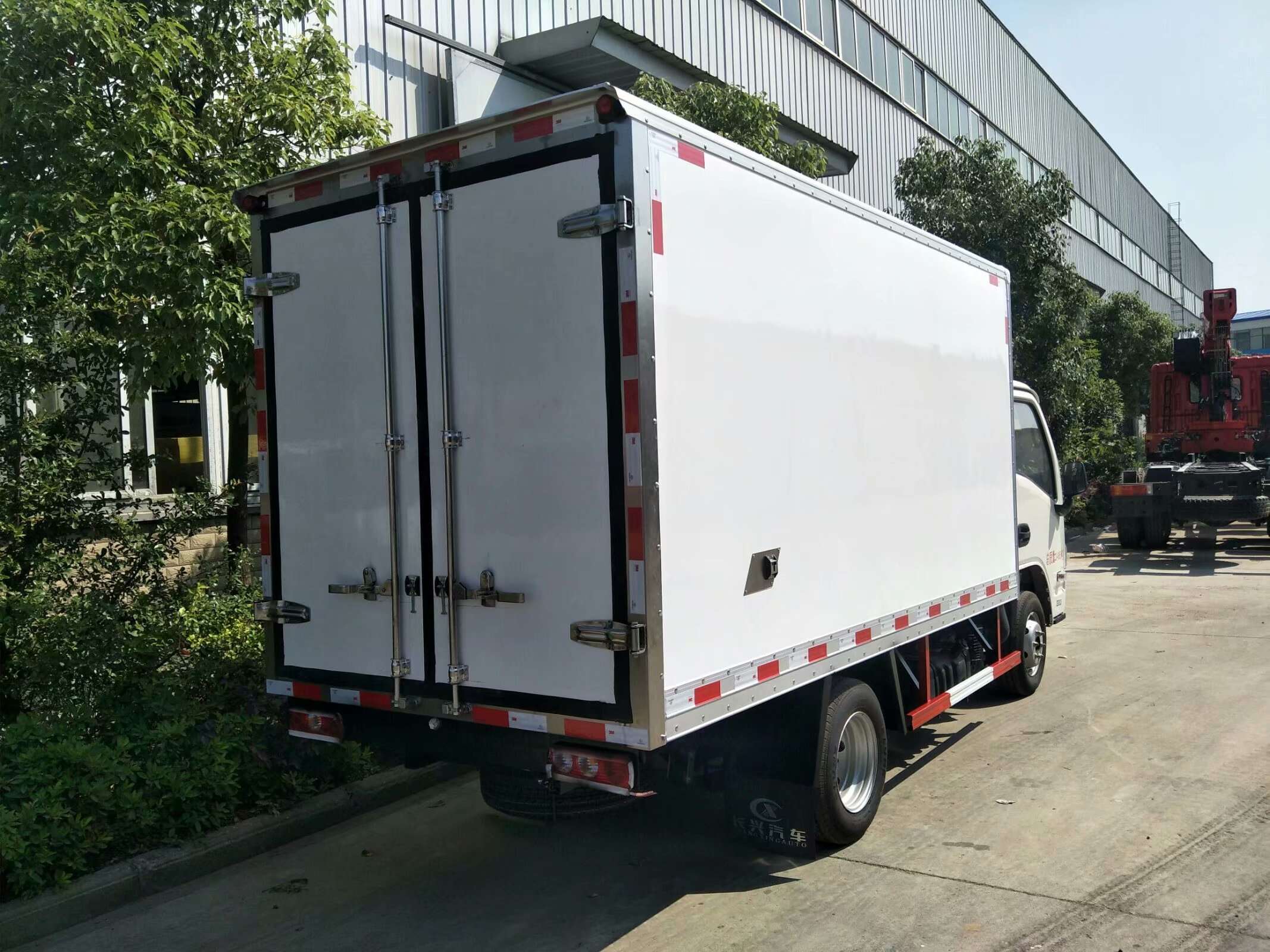 box truck with refrigerator for sale ,cheap refrigerated truck