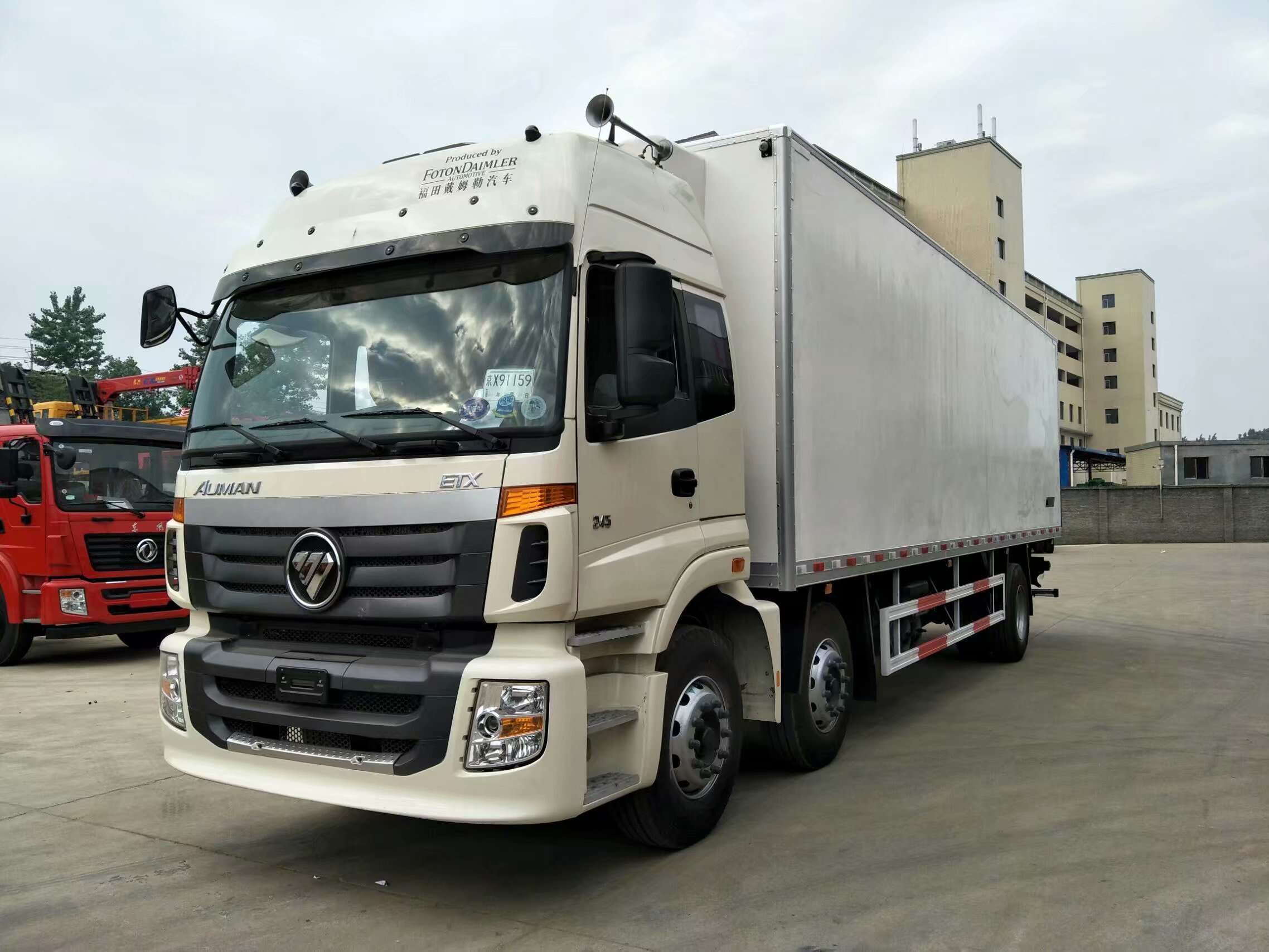 Foton Auman 6x2 style 50m³ refrigerated meat truck