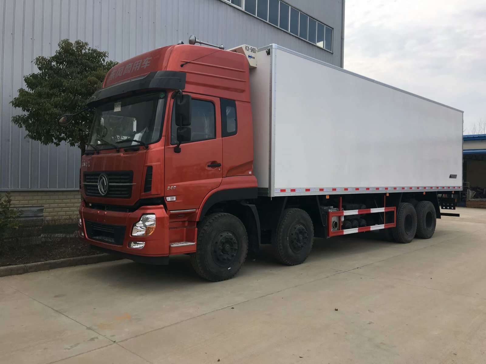 Dongfeng tianlong 8x4 style 20-25T commercial refrigerated trucks