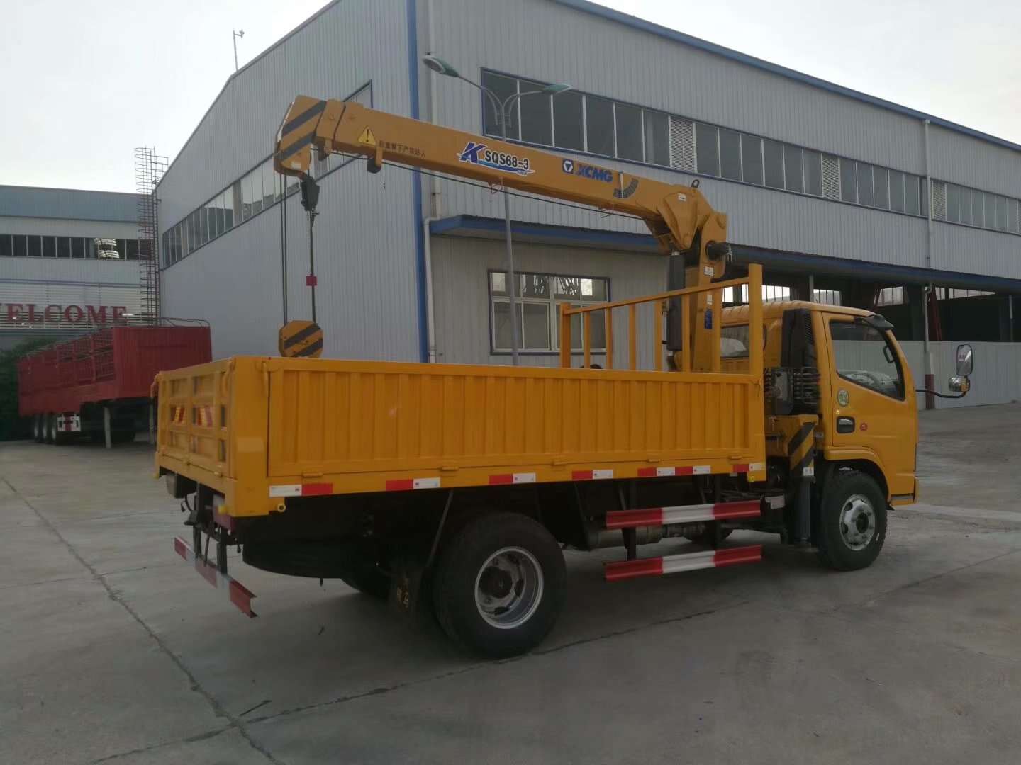 China service trucks with crane