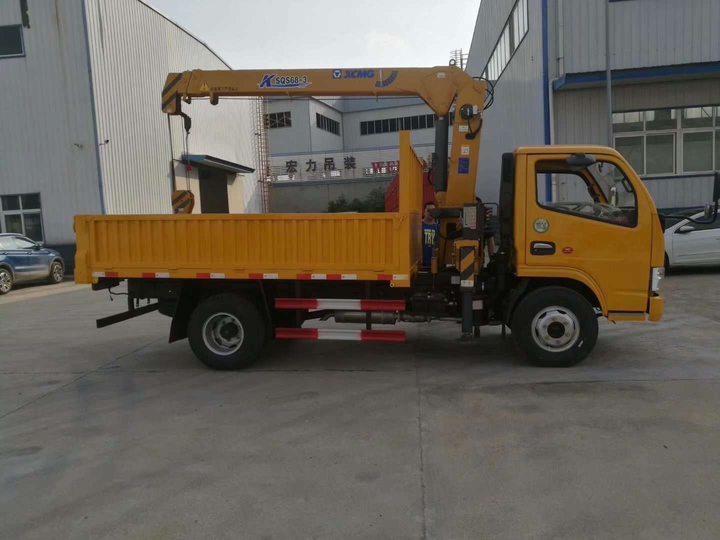 China service trucks with crane