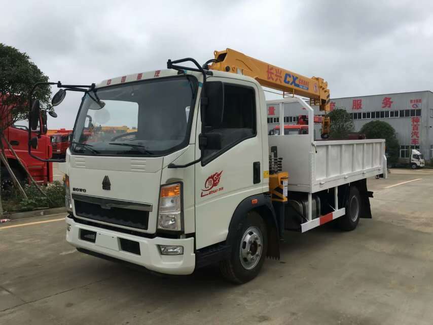 Sinotruk HOWO 2 ton truck mounted crane