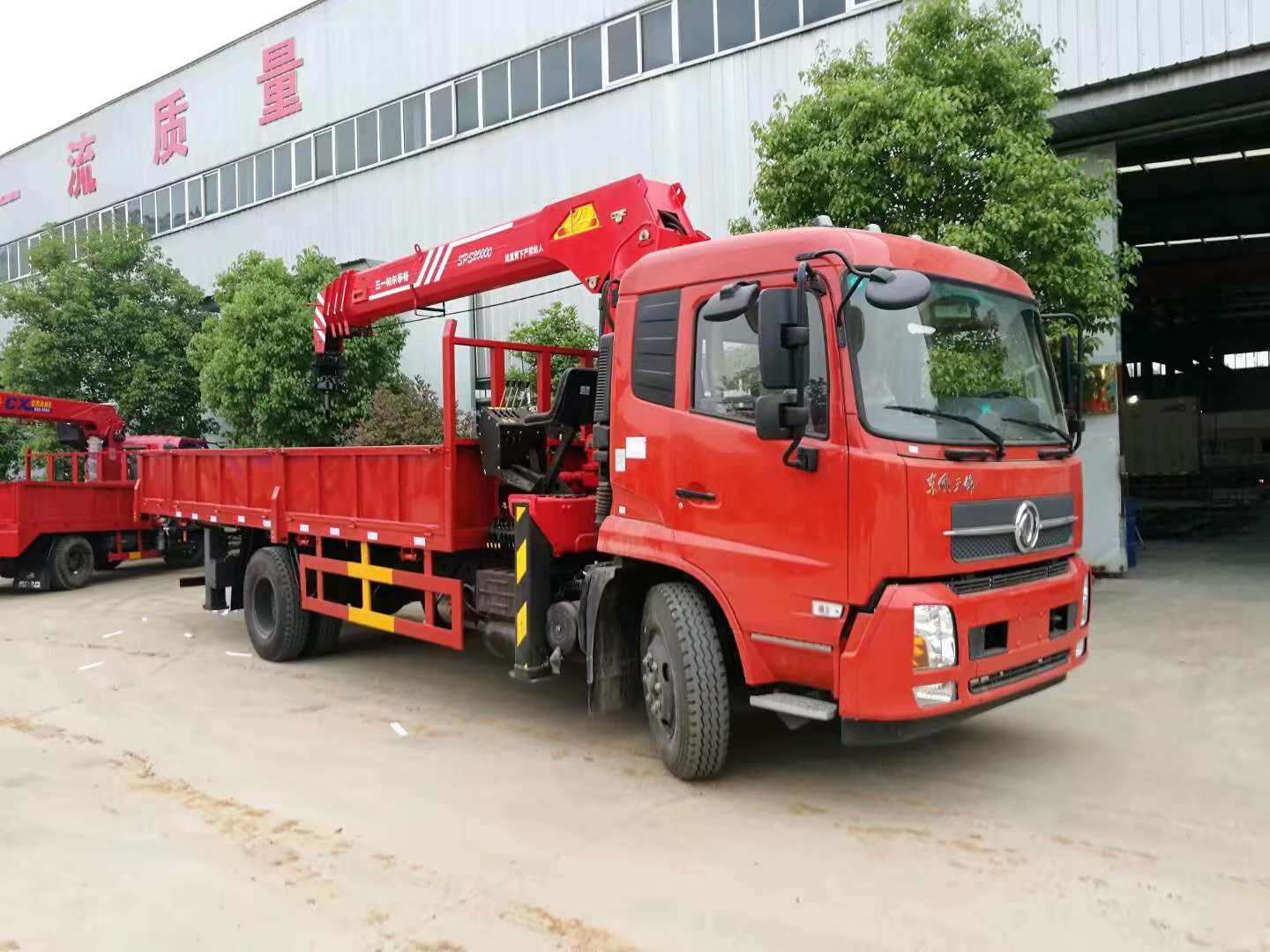 Dongfeng self loader truck with crane