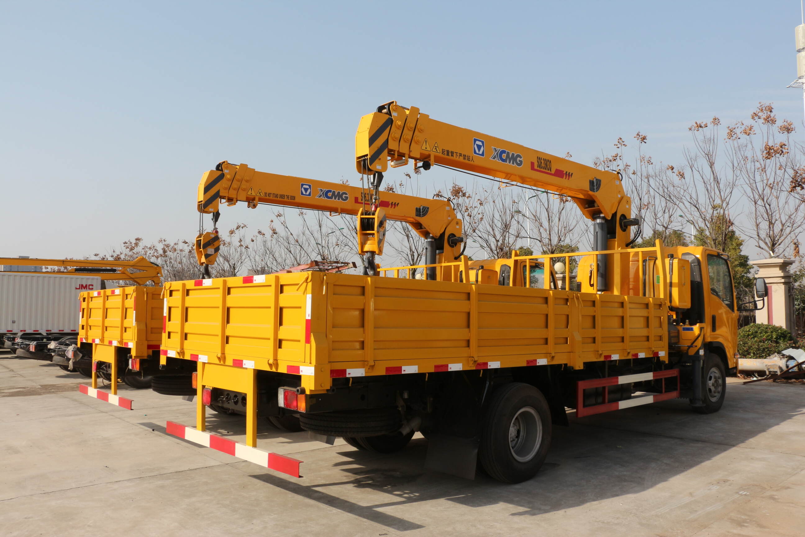 container truck with crane ,crane truck with flatbed