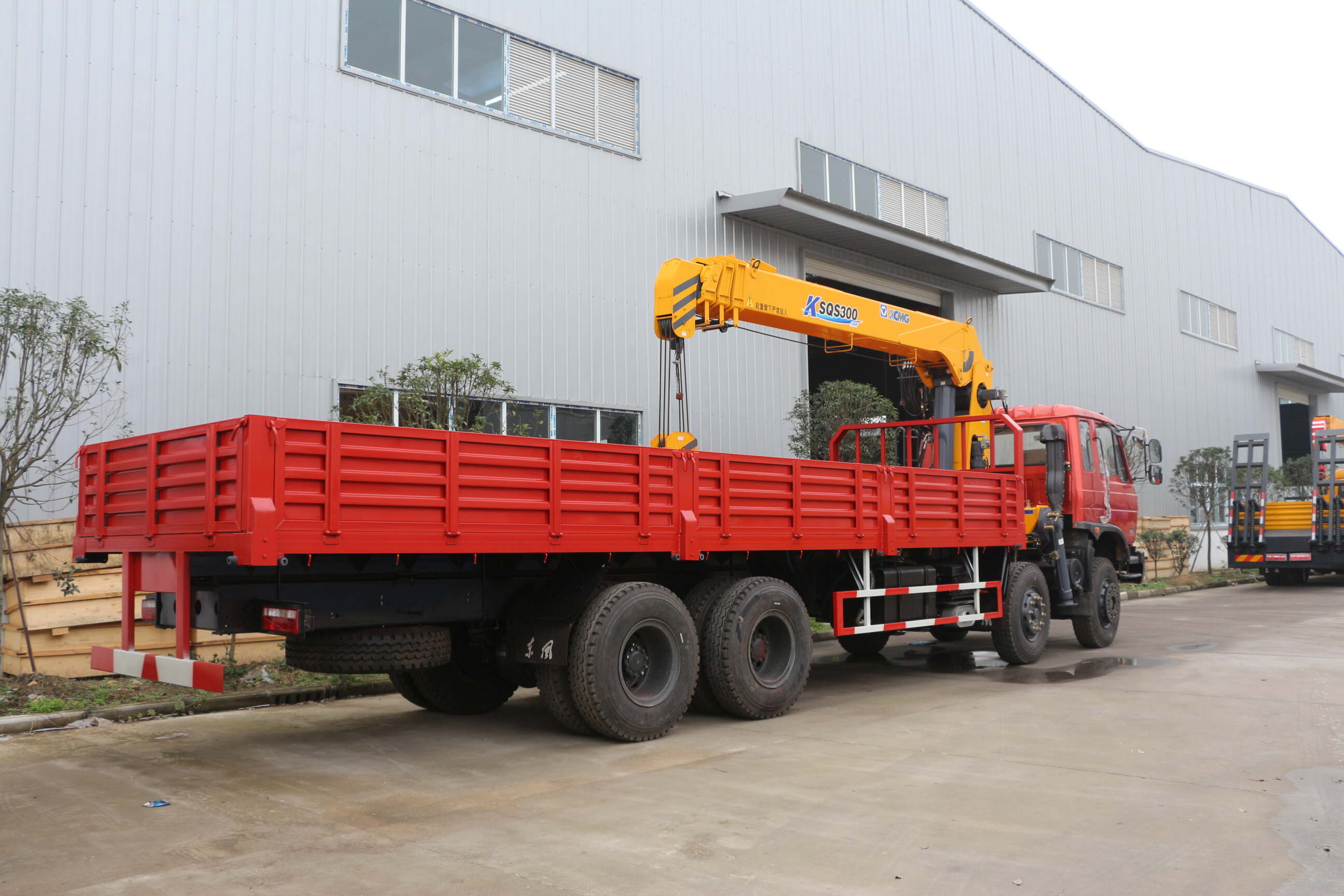 mechanic trucks with cranes for sale ,utility service truck with crane