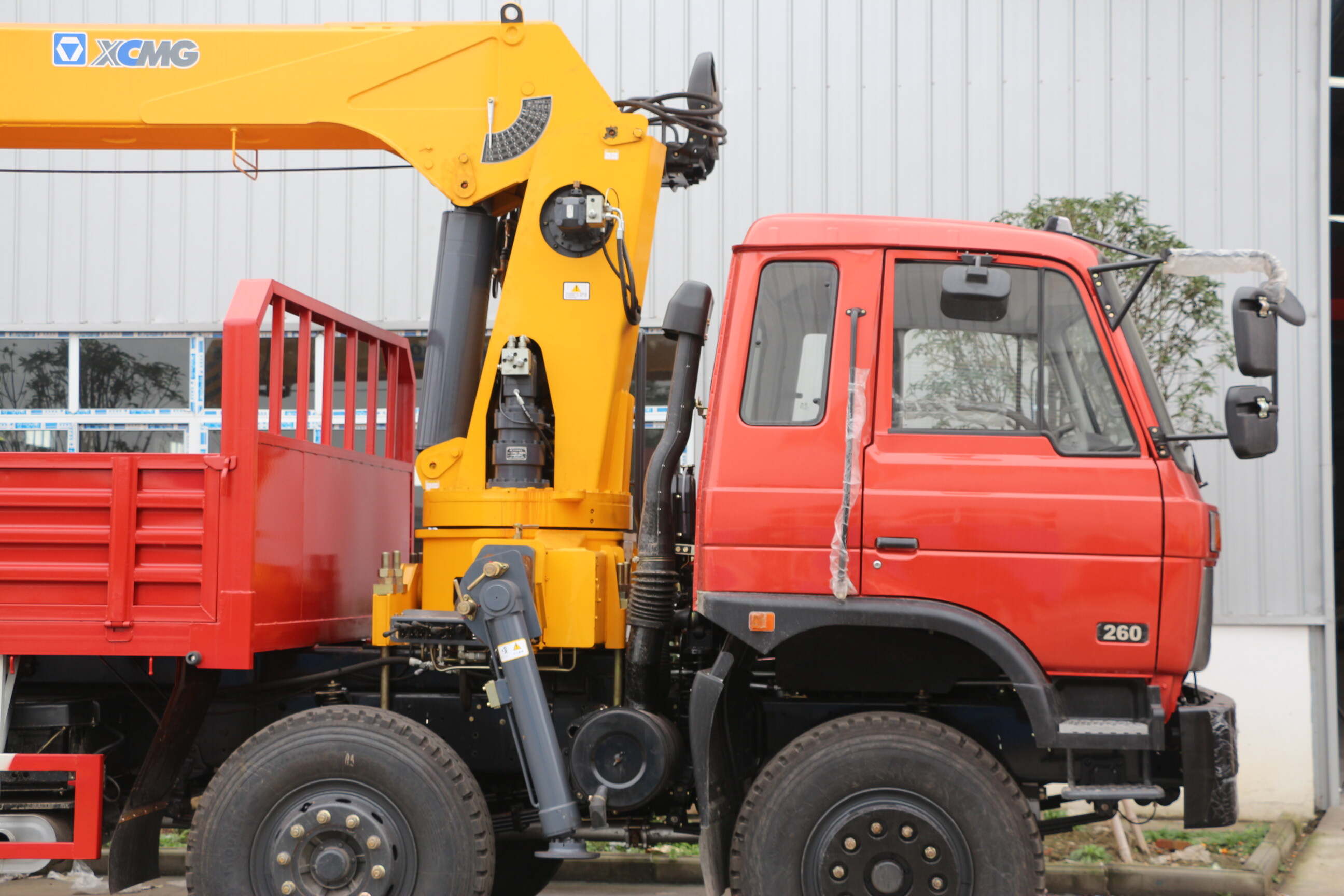 mechanic trucks with cranes for sale ,utility service truck with crane