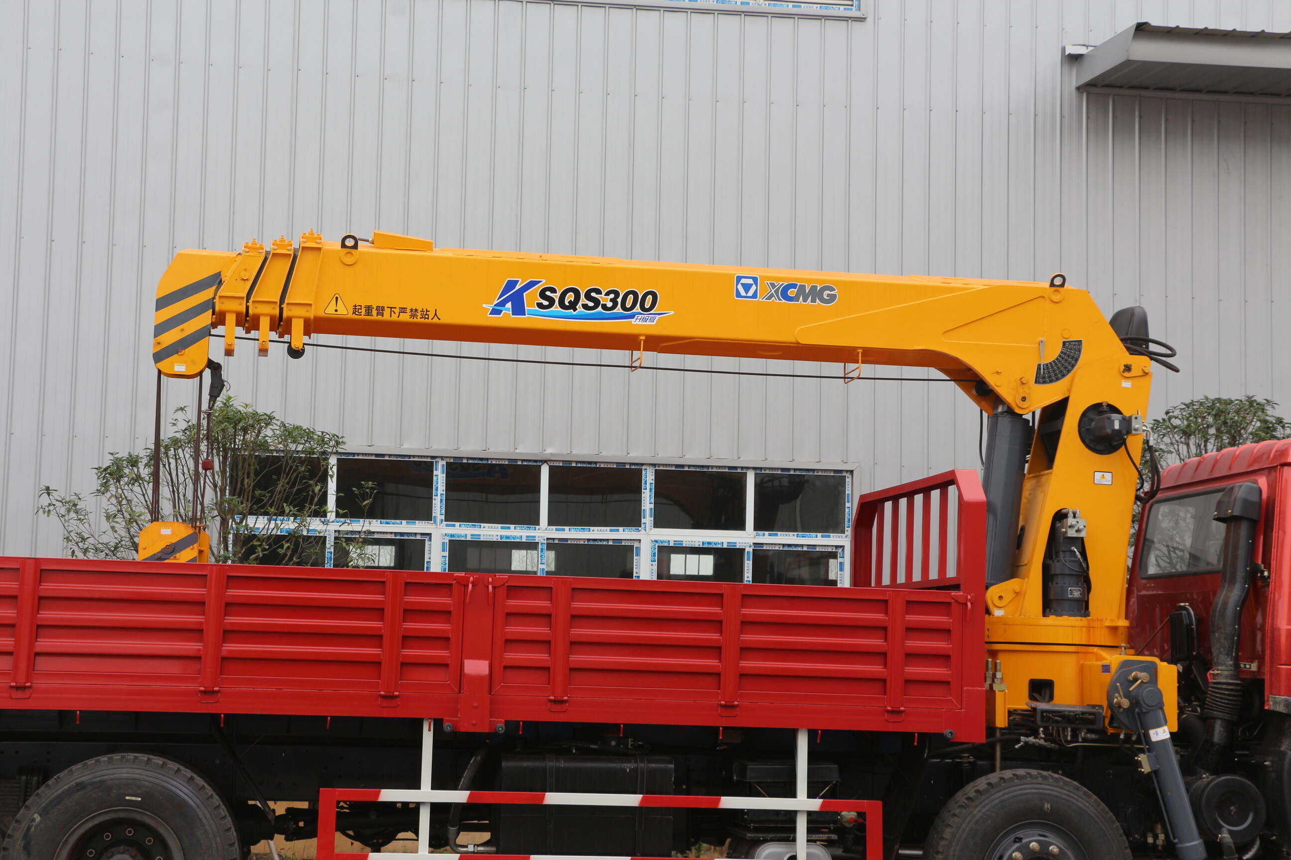 mechanic trucks with cranes for sale ,utility service truck with crane