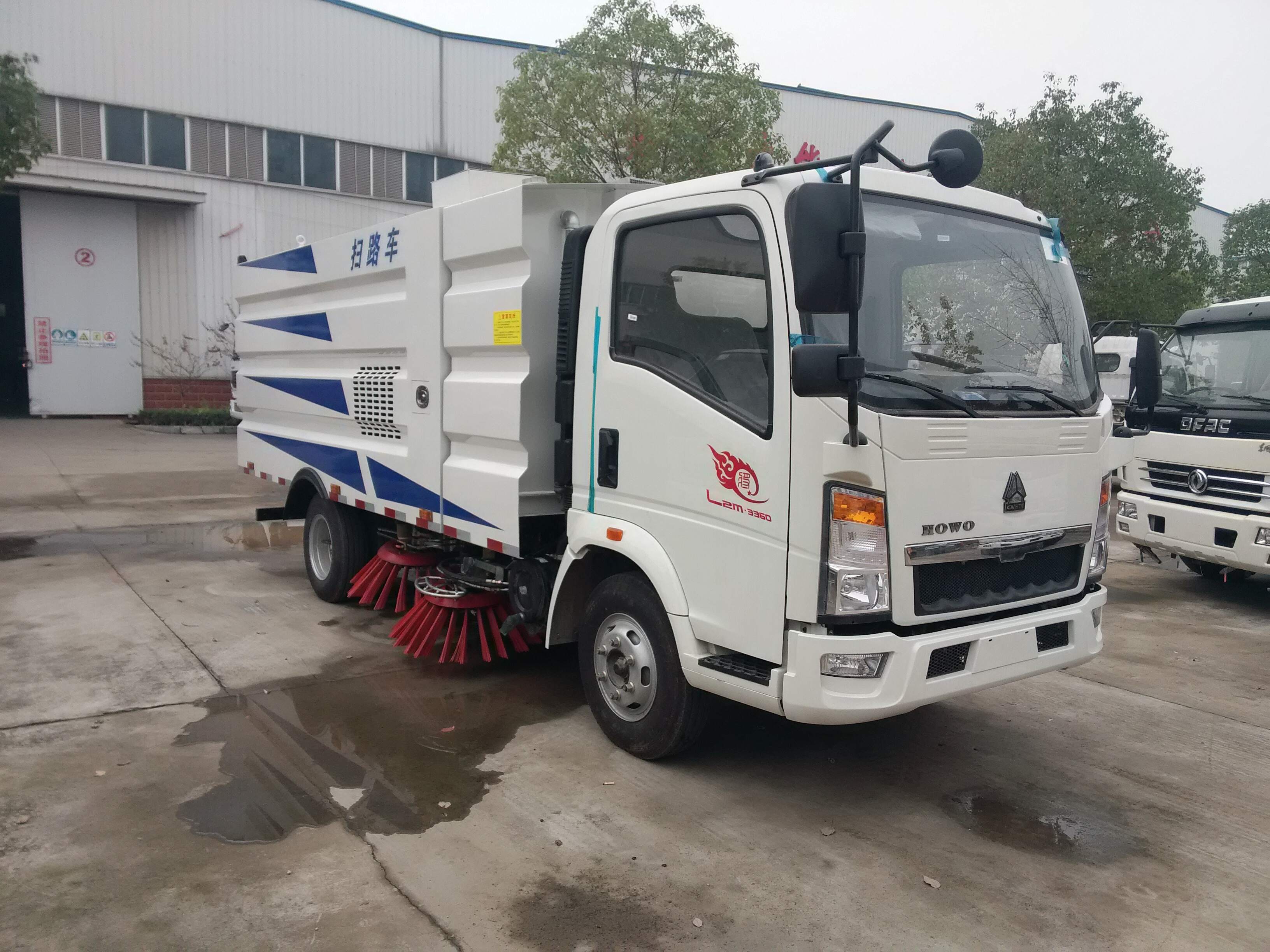 Sinotruk HOWO road sweeper truck