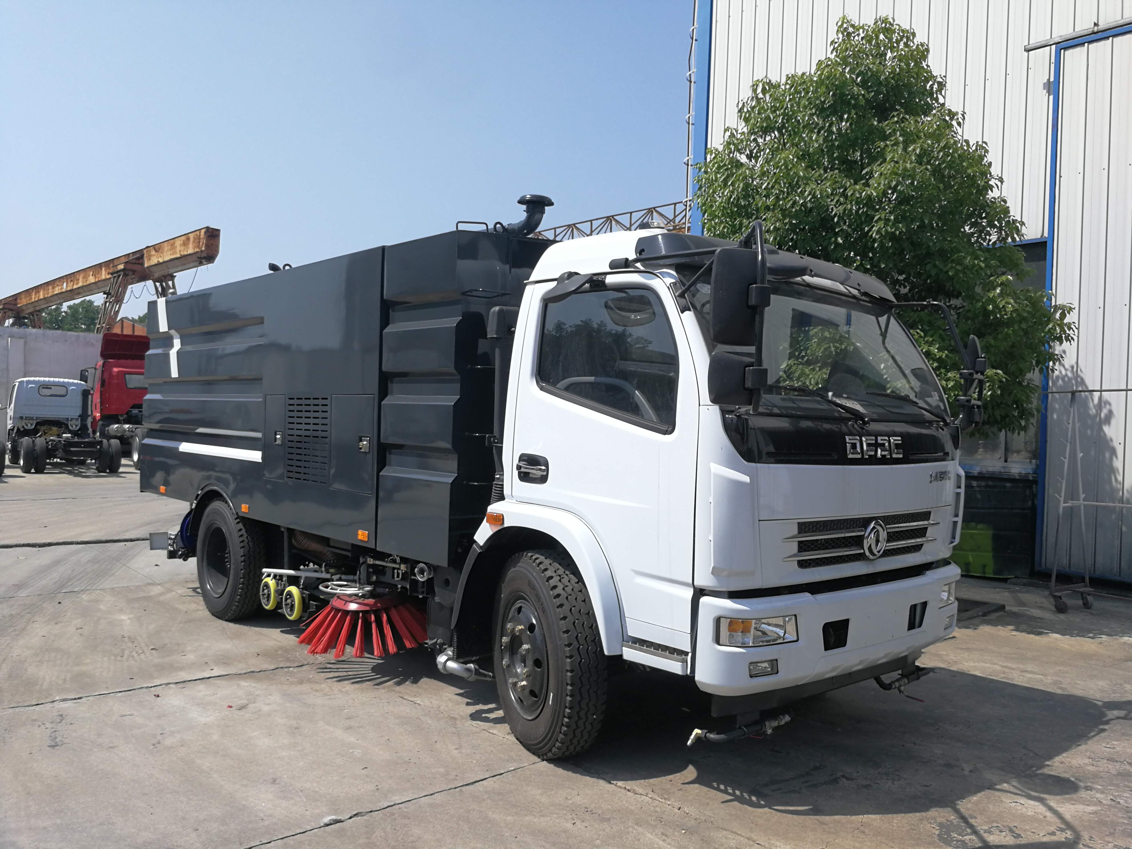 Dongfeng duolika road sweeping and washing truck