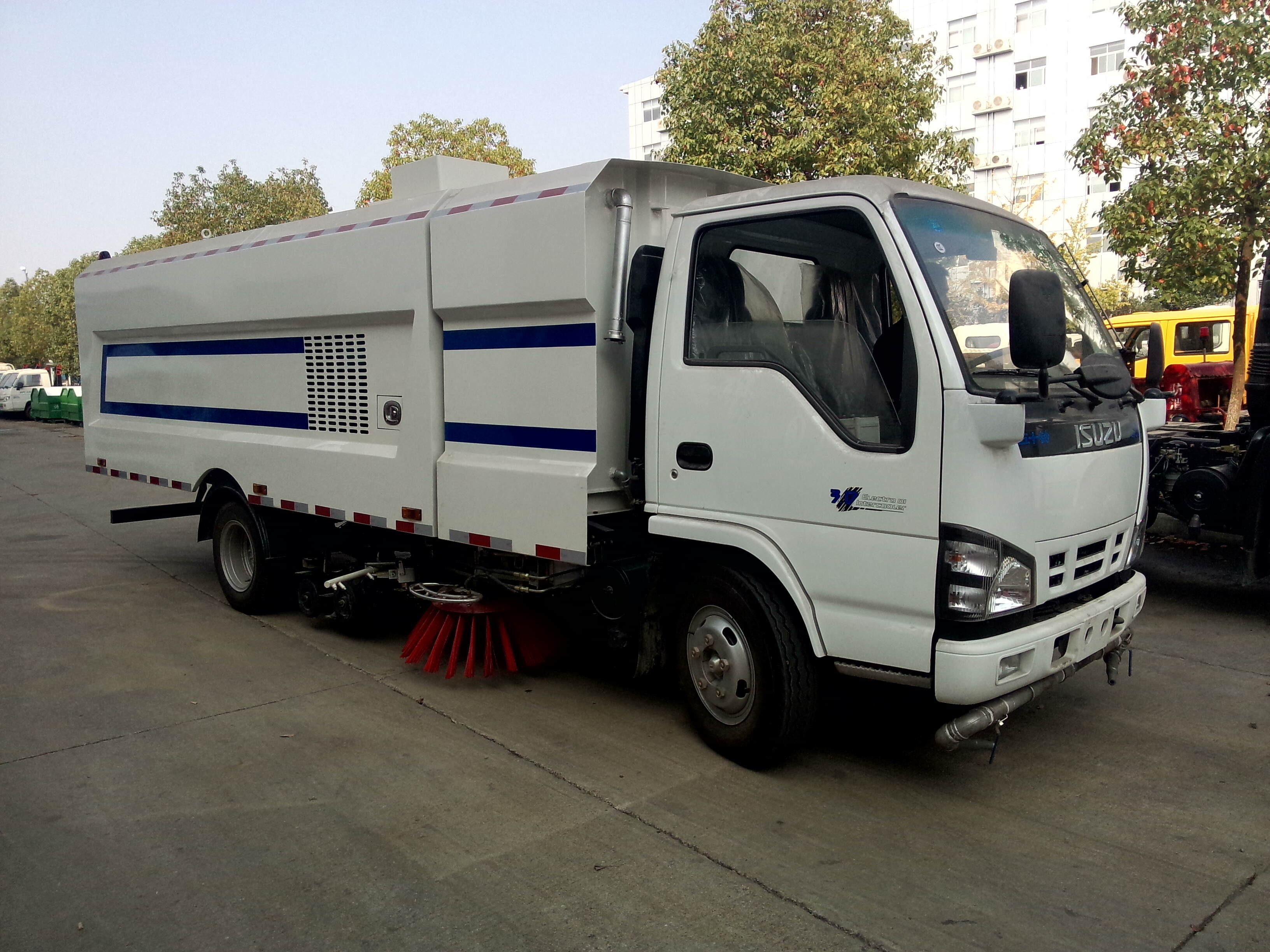 ISUZU road sweeper truck