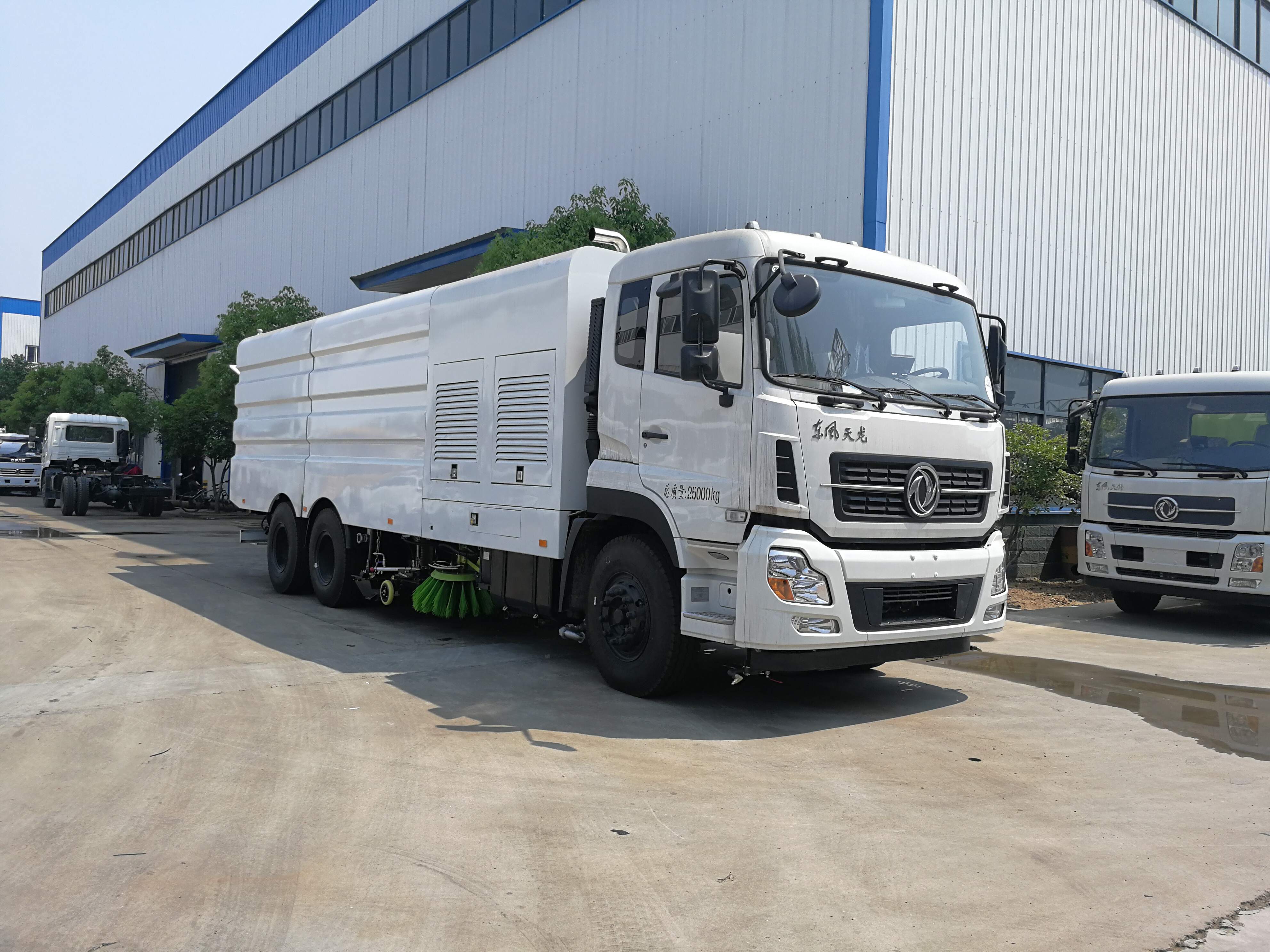 Dongfeng truck mounted road sweeping machine