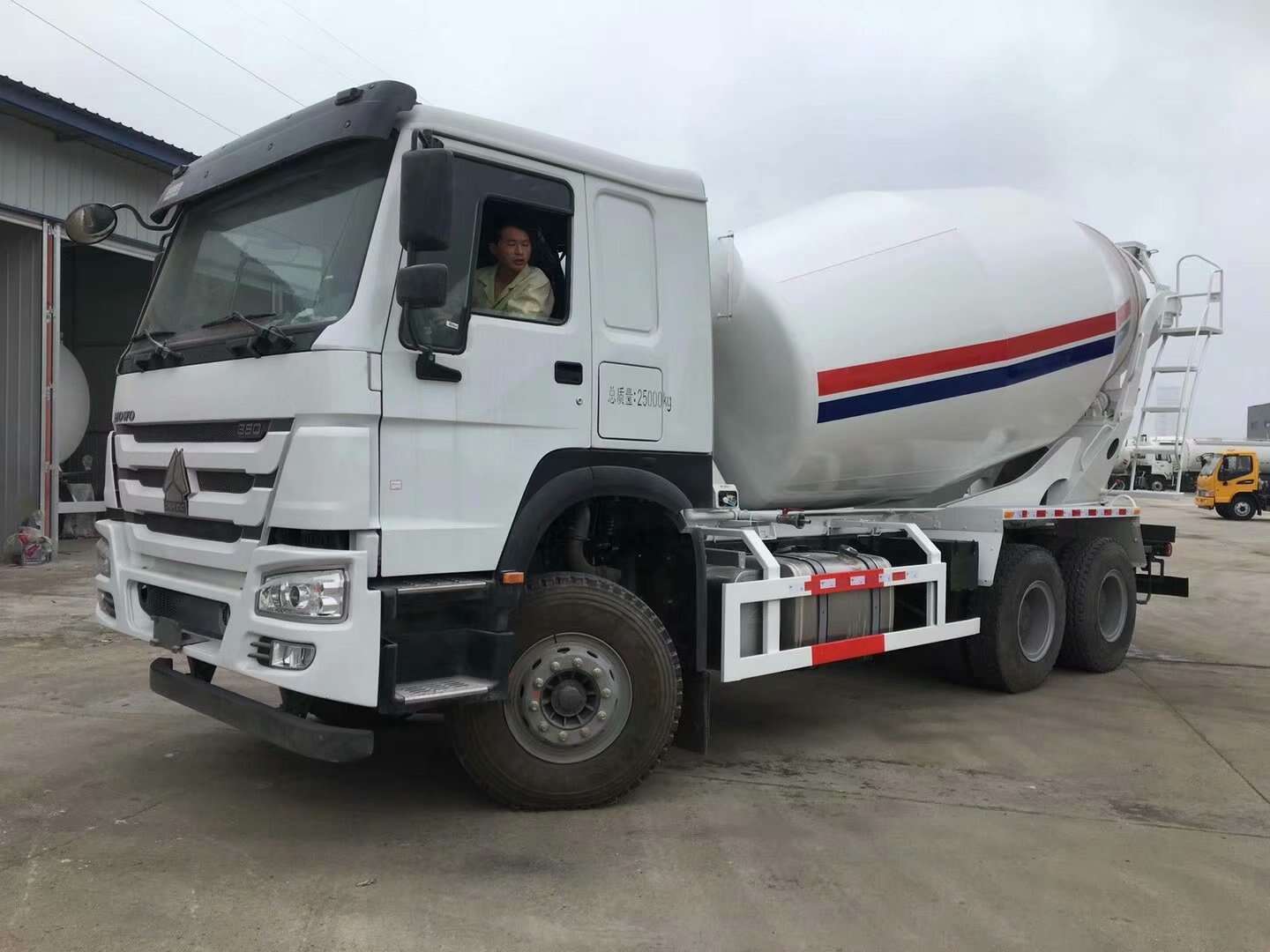 Sinotruk HOWO self-mixing concrete truck