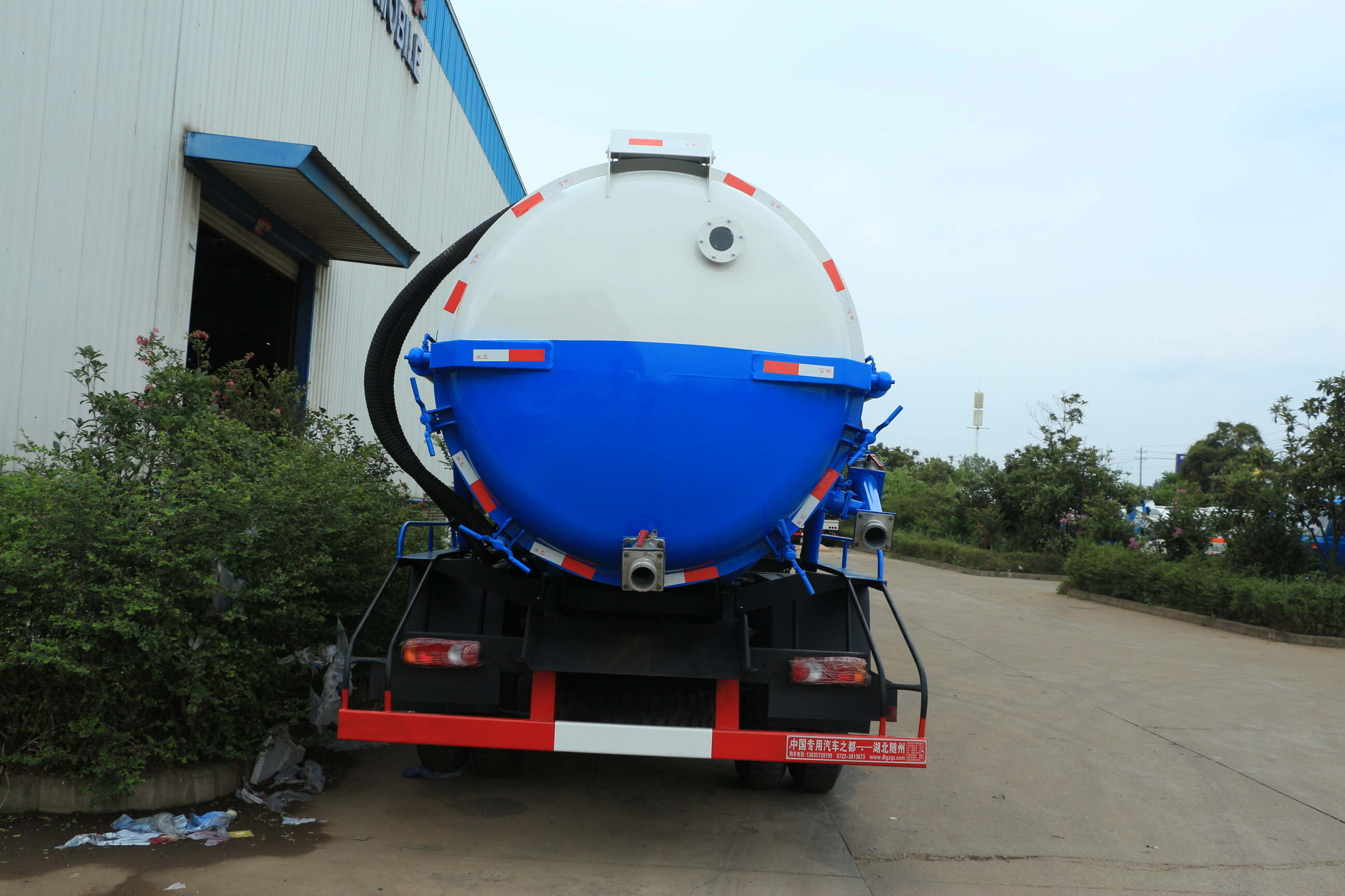 vacuum sewage suction truck