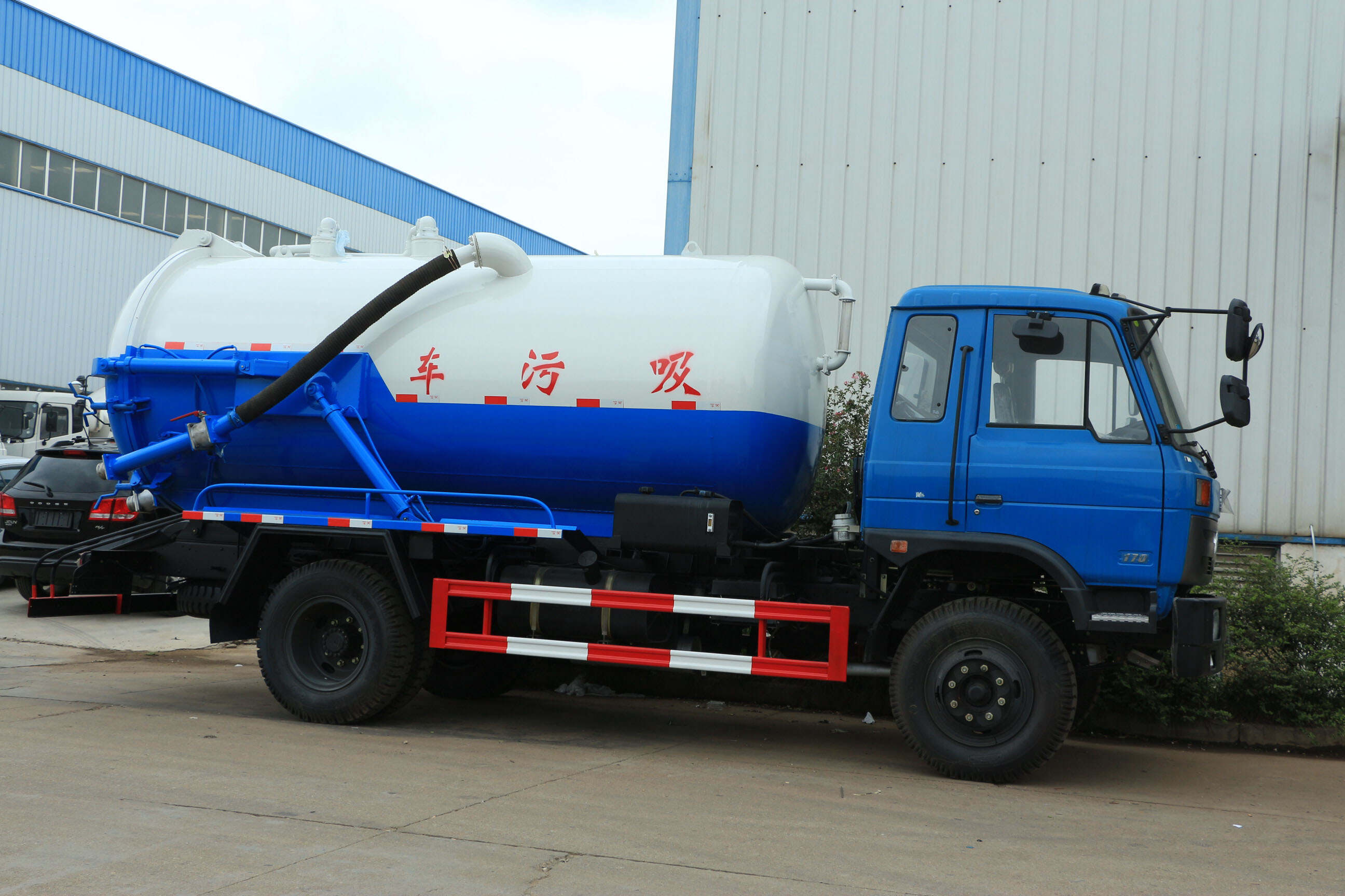 vacuum sewage suction truck