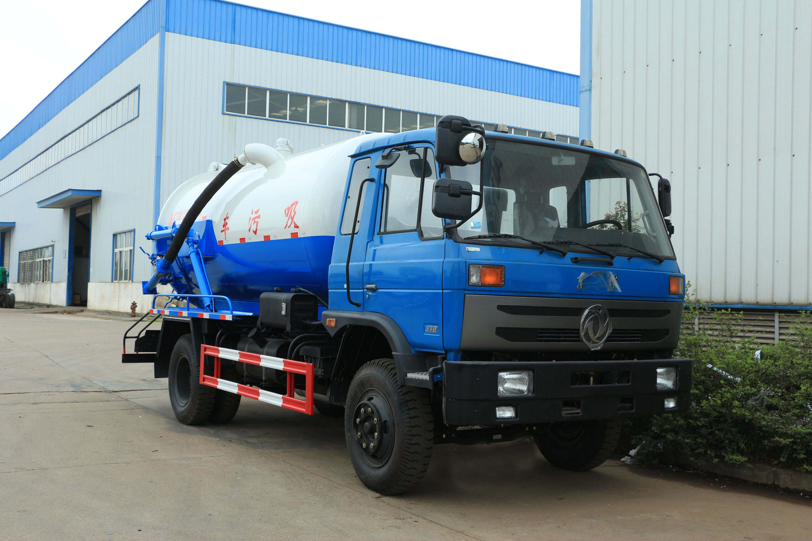 vacuum sewage suction truck