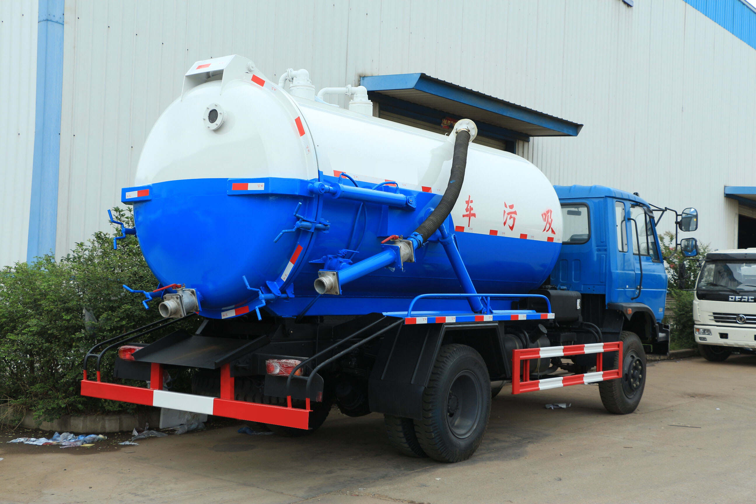 vacuum sewage suction truck