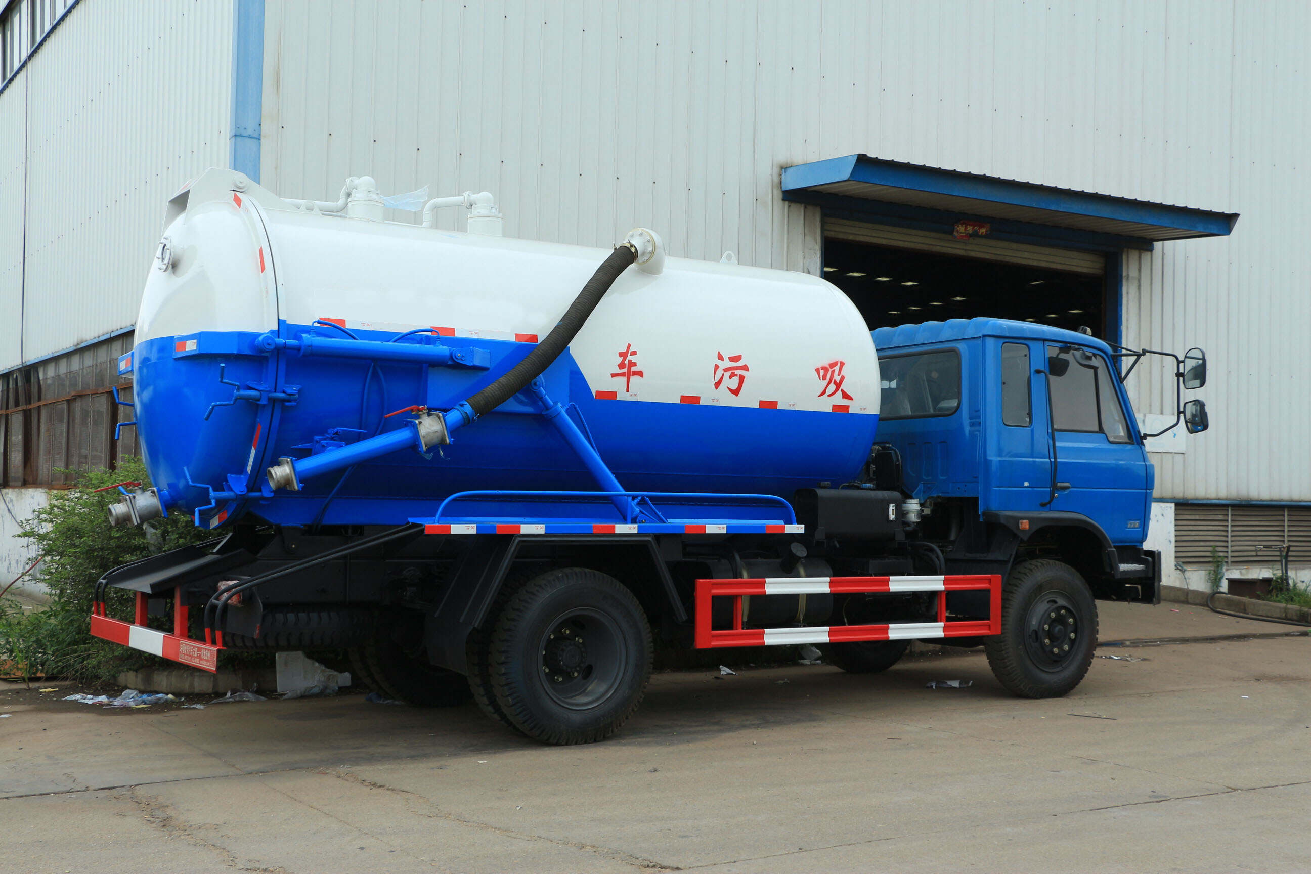 vacuum sewage suction truck