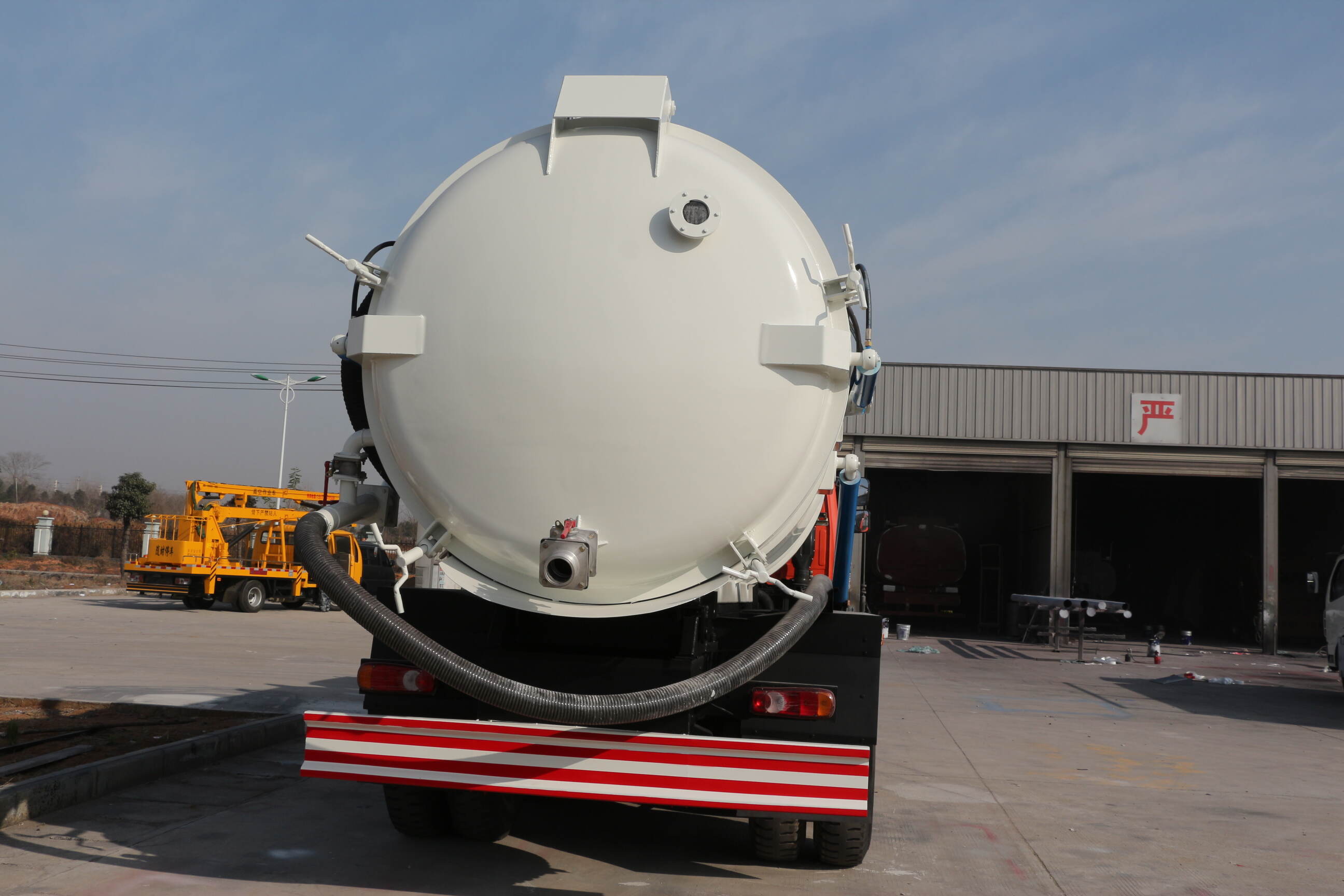 cheap sewage suction truck ,cheap vacuum sewage suction truck