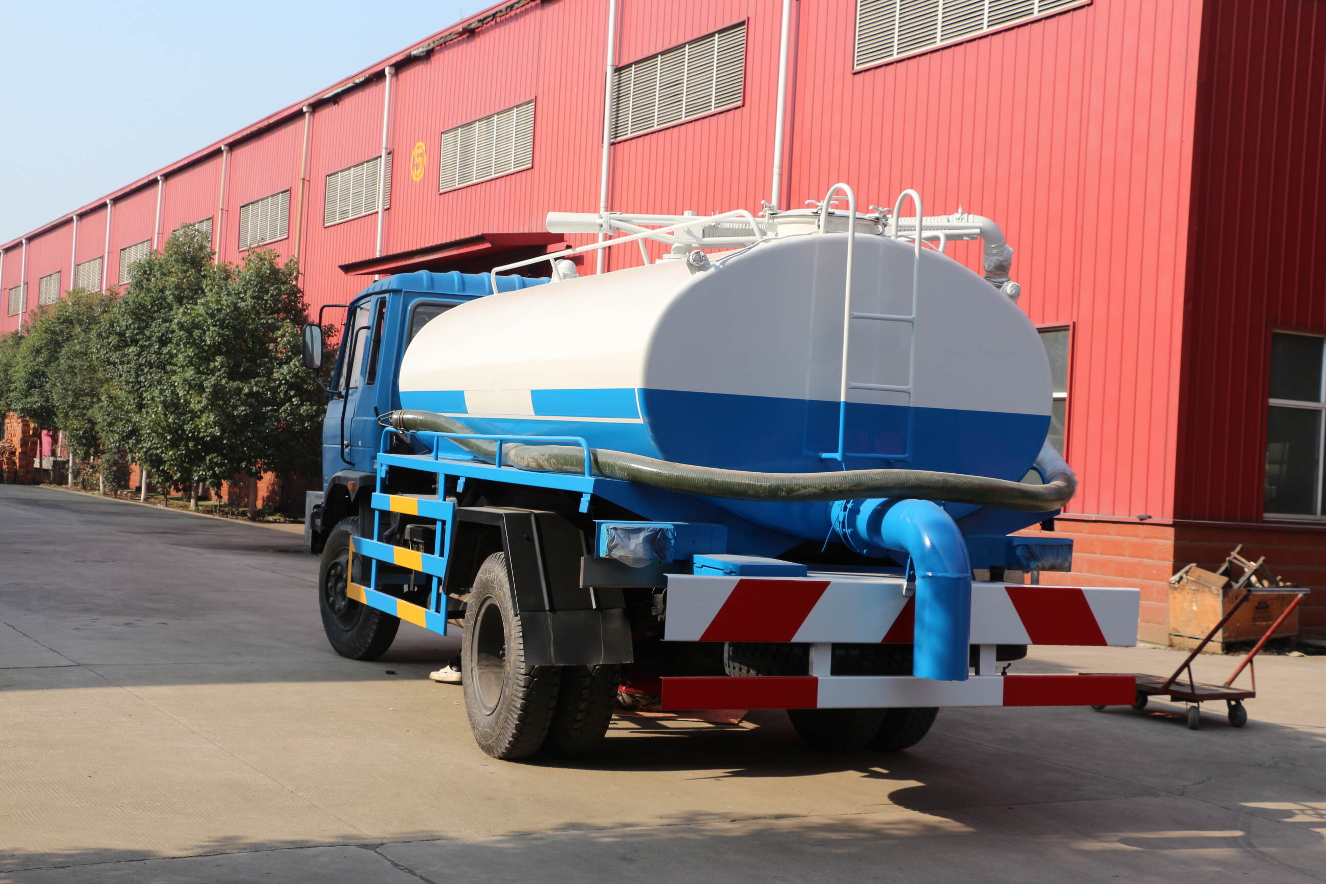 vacuum sewage suction trucks ,vacuum suction sewage tanker truck