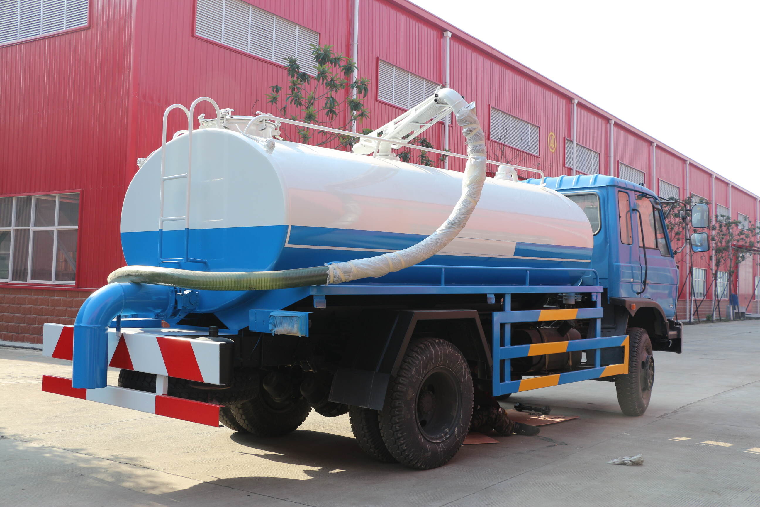 vacuum sewage suction trucks ,vacuum suction sewage tanker truck