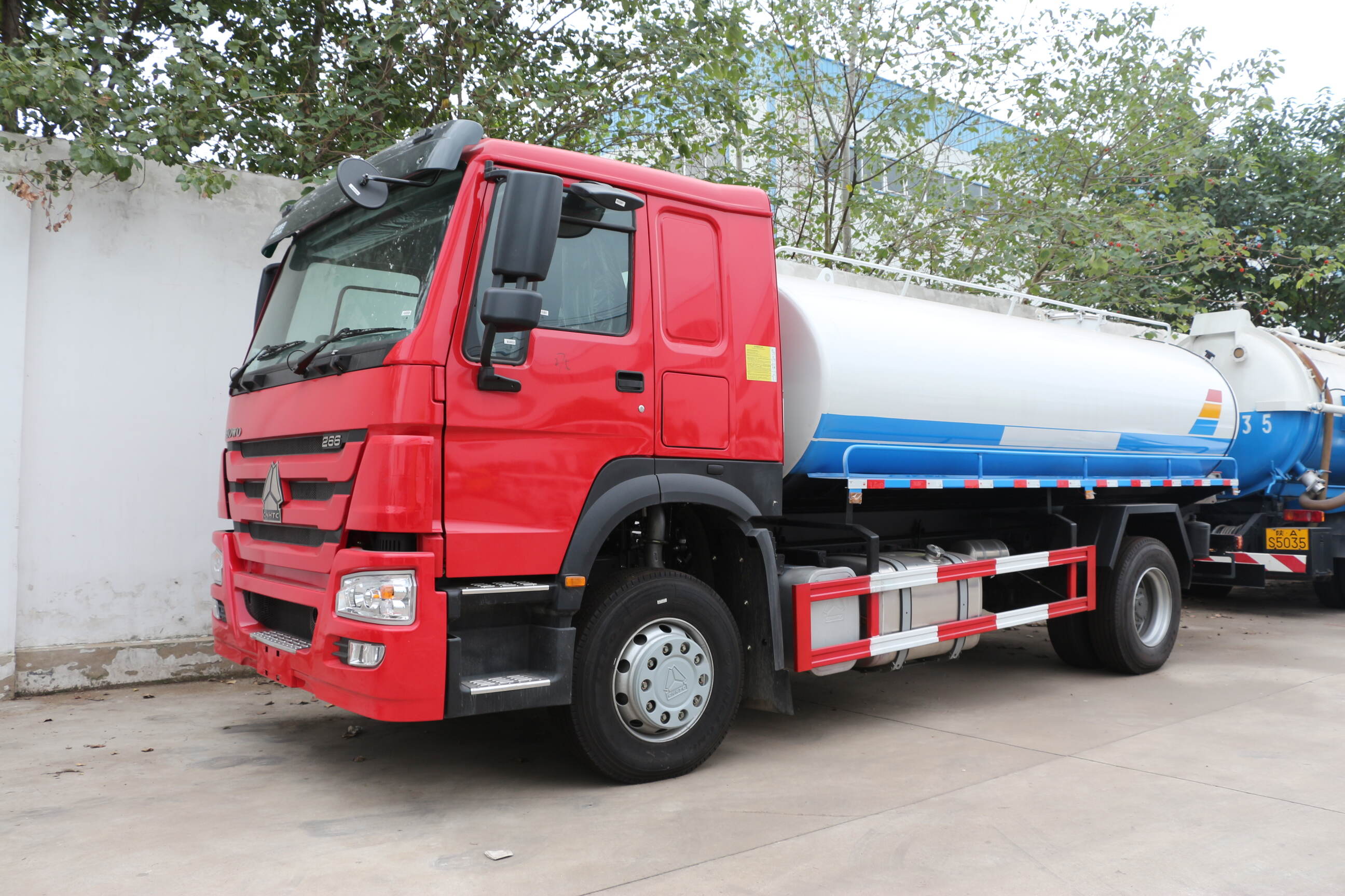 vacuum suction sewage truck