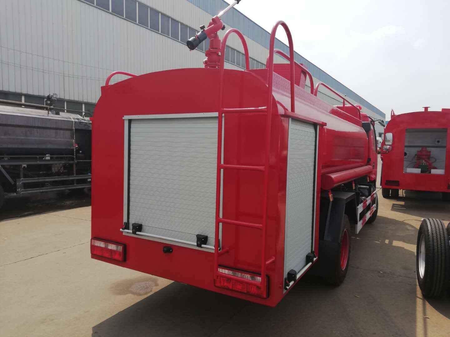 water tank fire fighting truck suppliers