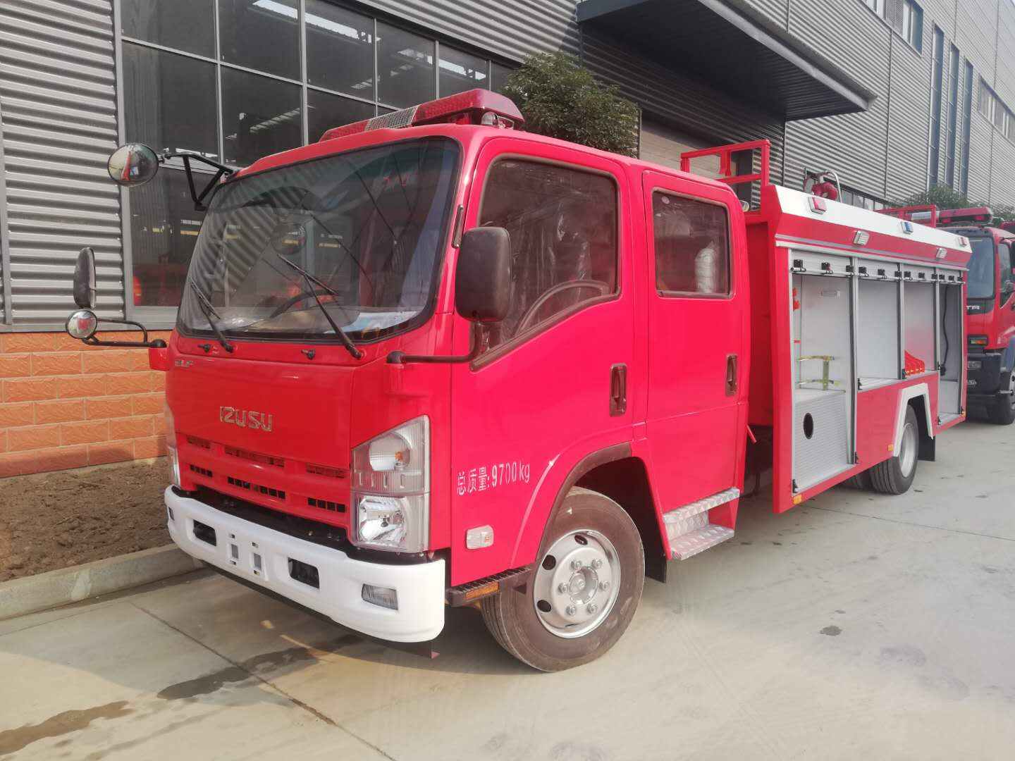 Isuzu ELF 4000l double cabin rapid response fire truck