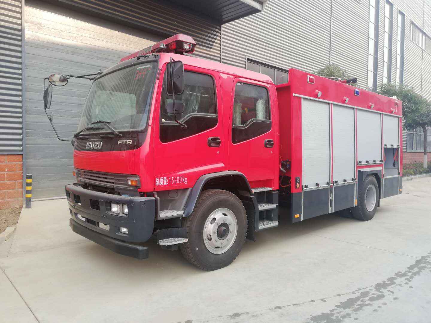 ISUZU FTR 6000l rapid response fire truck