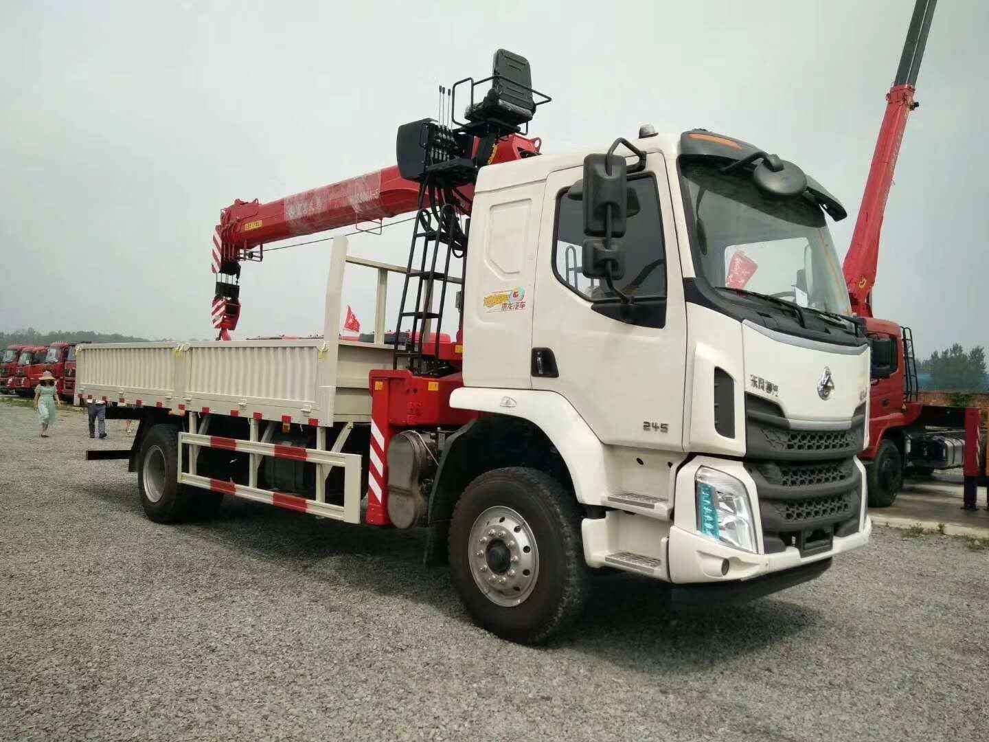 Truck mounted knuckle boom cranes