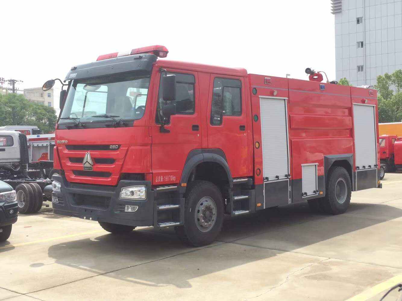 HOWO 4x2 style 8000l rapid response fire truck