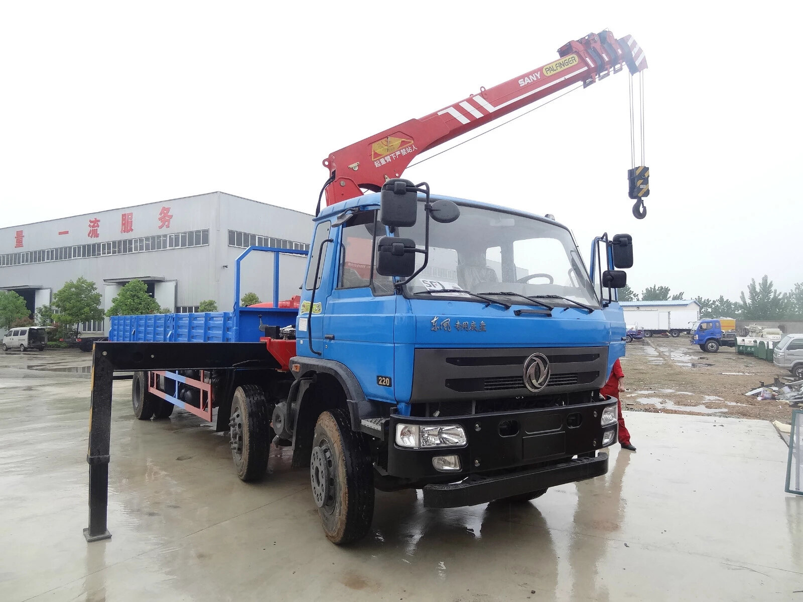 Dongfeng 10-12m³ hook arm garbage truck for sale