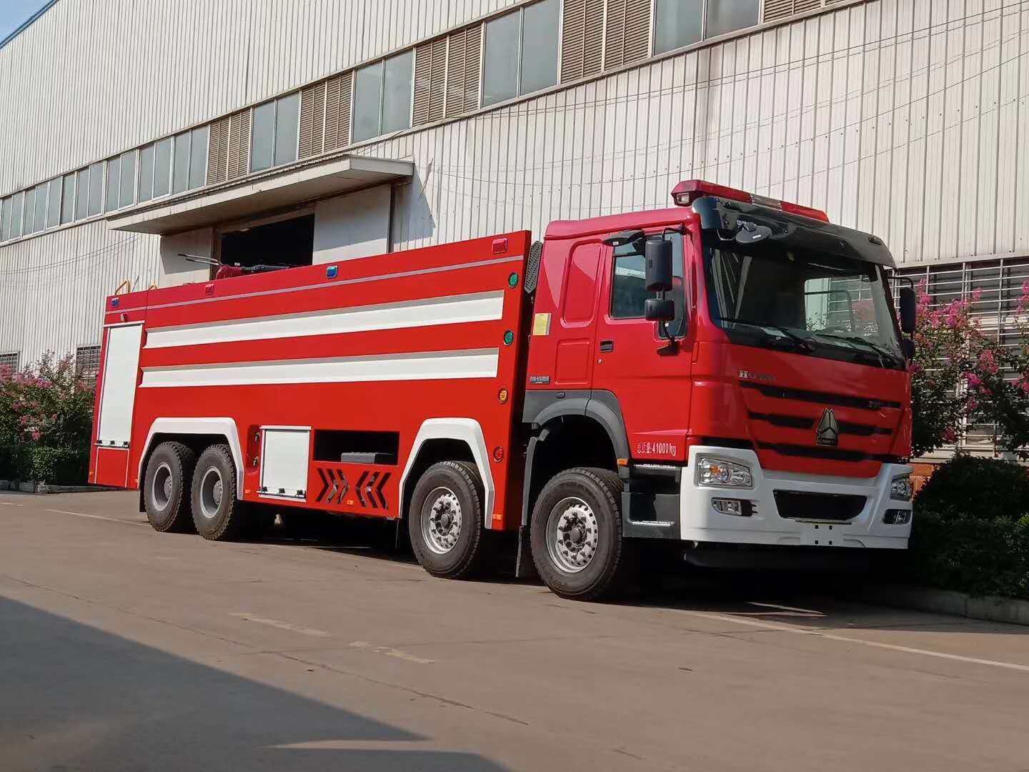HOWO 8x4 style 20000l rapid response fire truck1