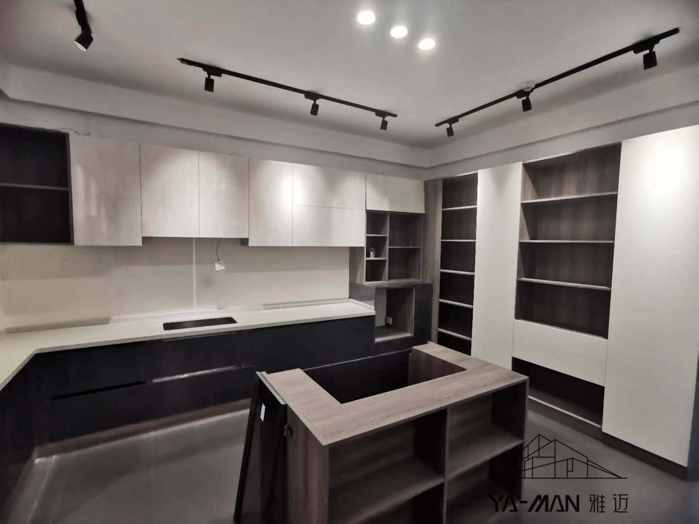 Yaman lacquer kitchen,black and white,shinning door ,wooden color,with a island