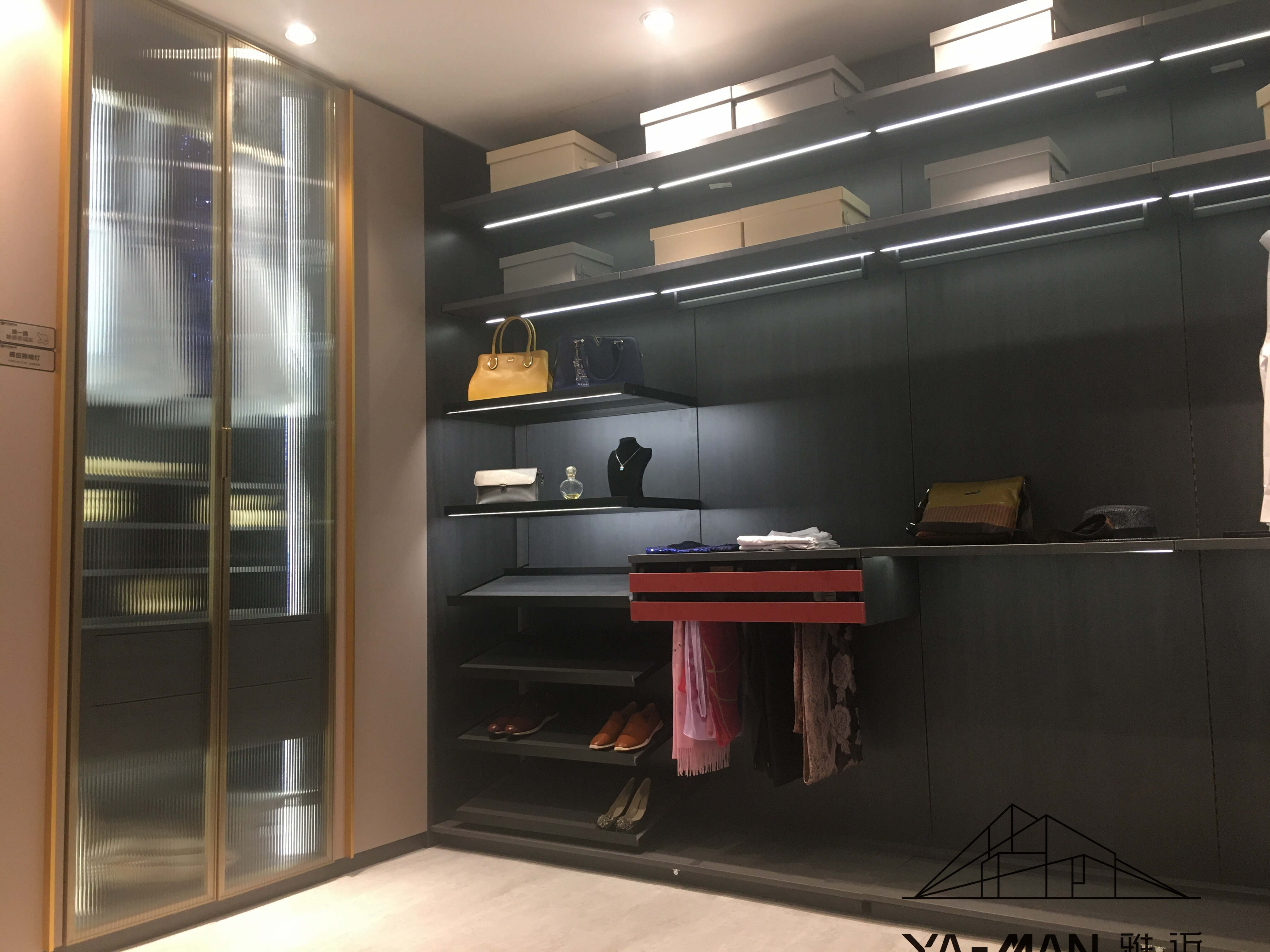 YAMAN shantou shop walk in closet with partial glass cabinet