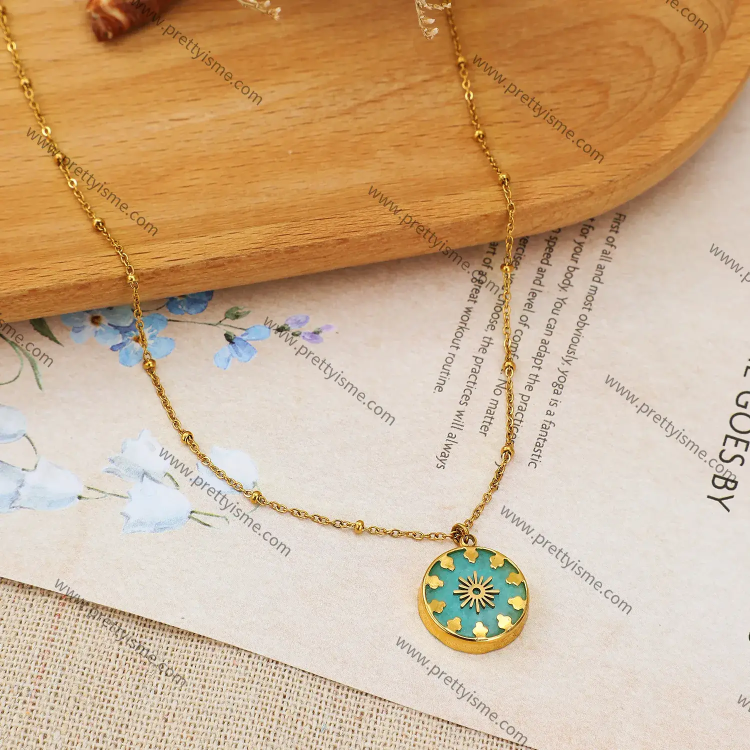 French style Blue Round Pendant Chain Inlaid Gold Plated Pattern Delicate Stainless Steel Necklace.webp