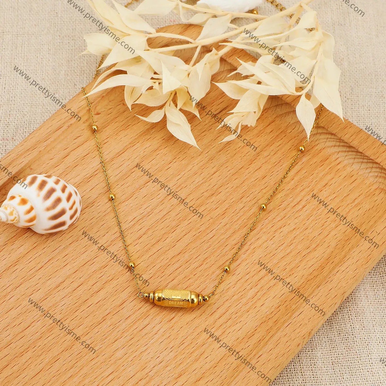 Simple pendant chain gold plated with engraved design with the letters dream delicate stainless steel necklace.webp